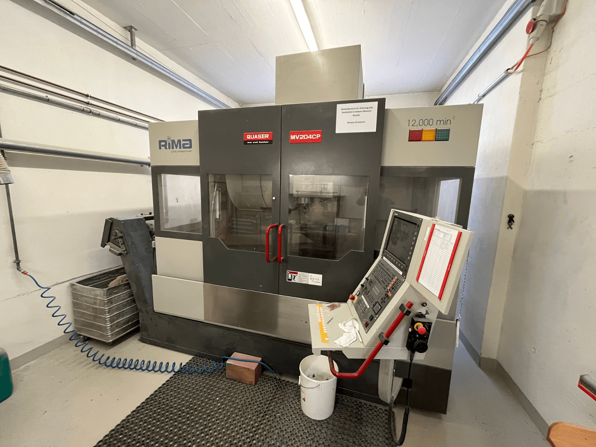 Vertikální obráběcí centrum Quaser MV-204 CP z čelního pohledu, zobrazující ovládací panel a provozní detaily.