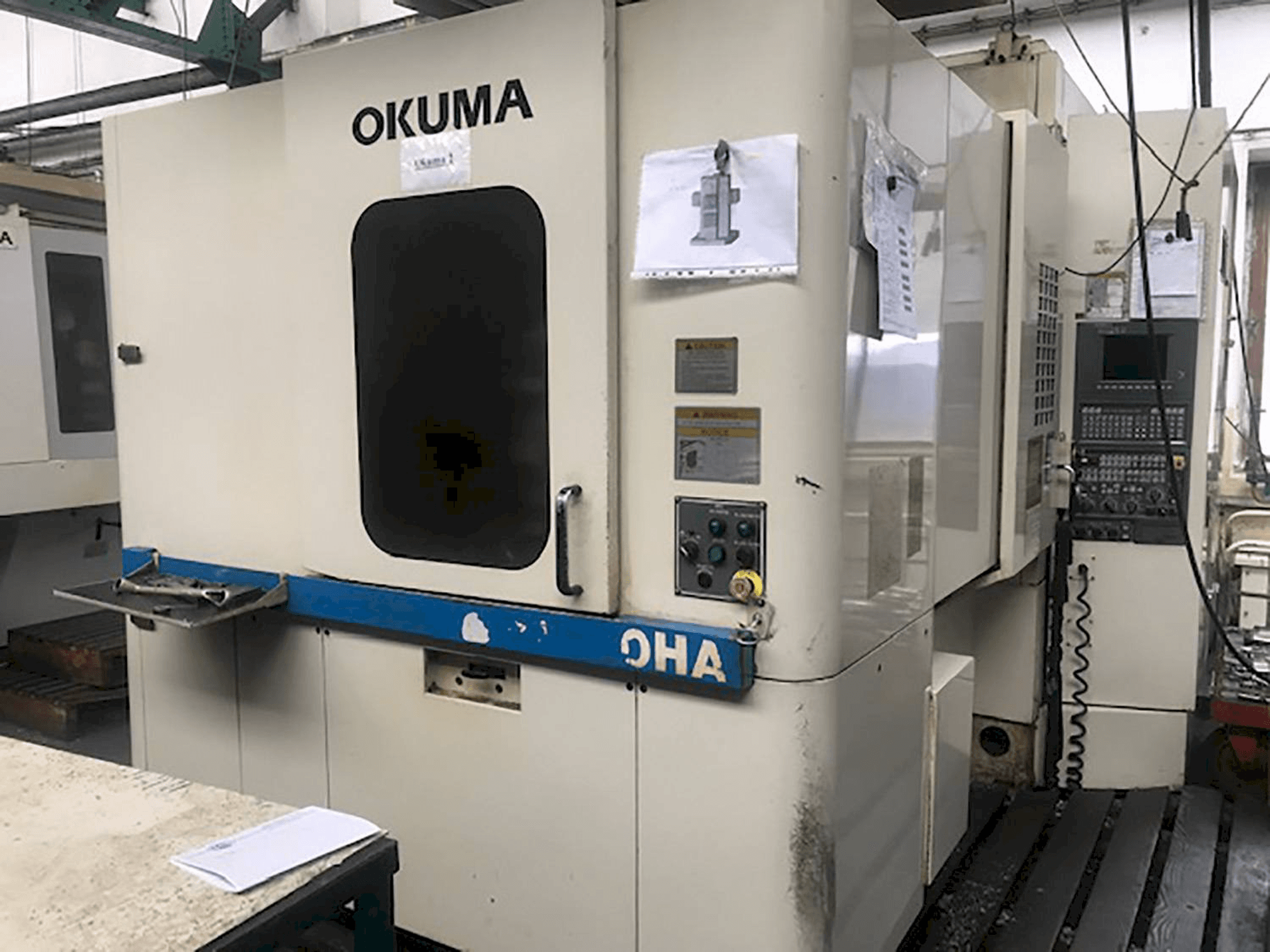 Čelní pohled na Okuma MX-40HA stroj