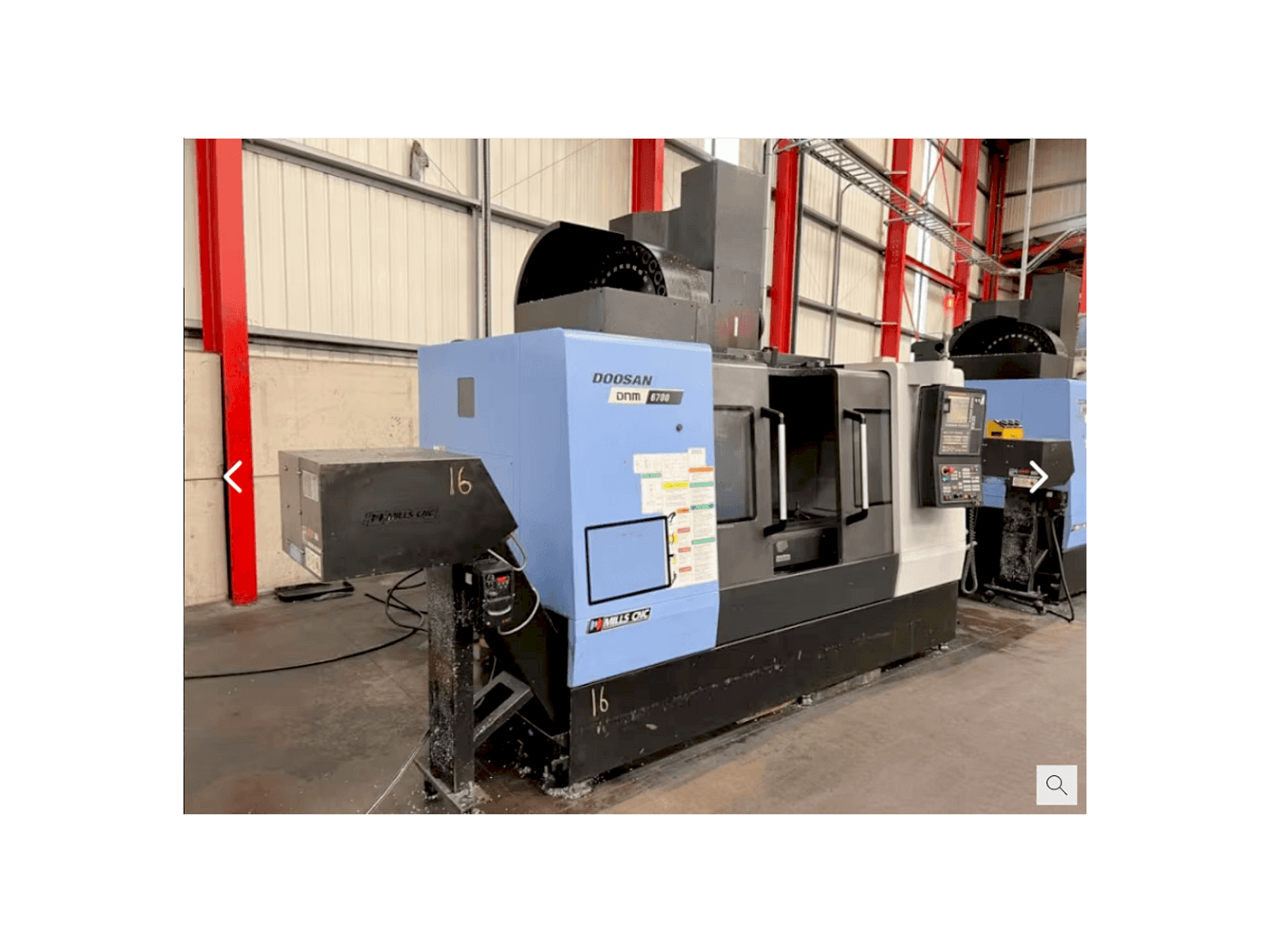 Čelní pohled na Doosan DNM 6700 stroj