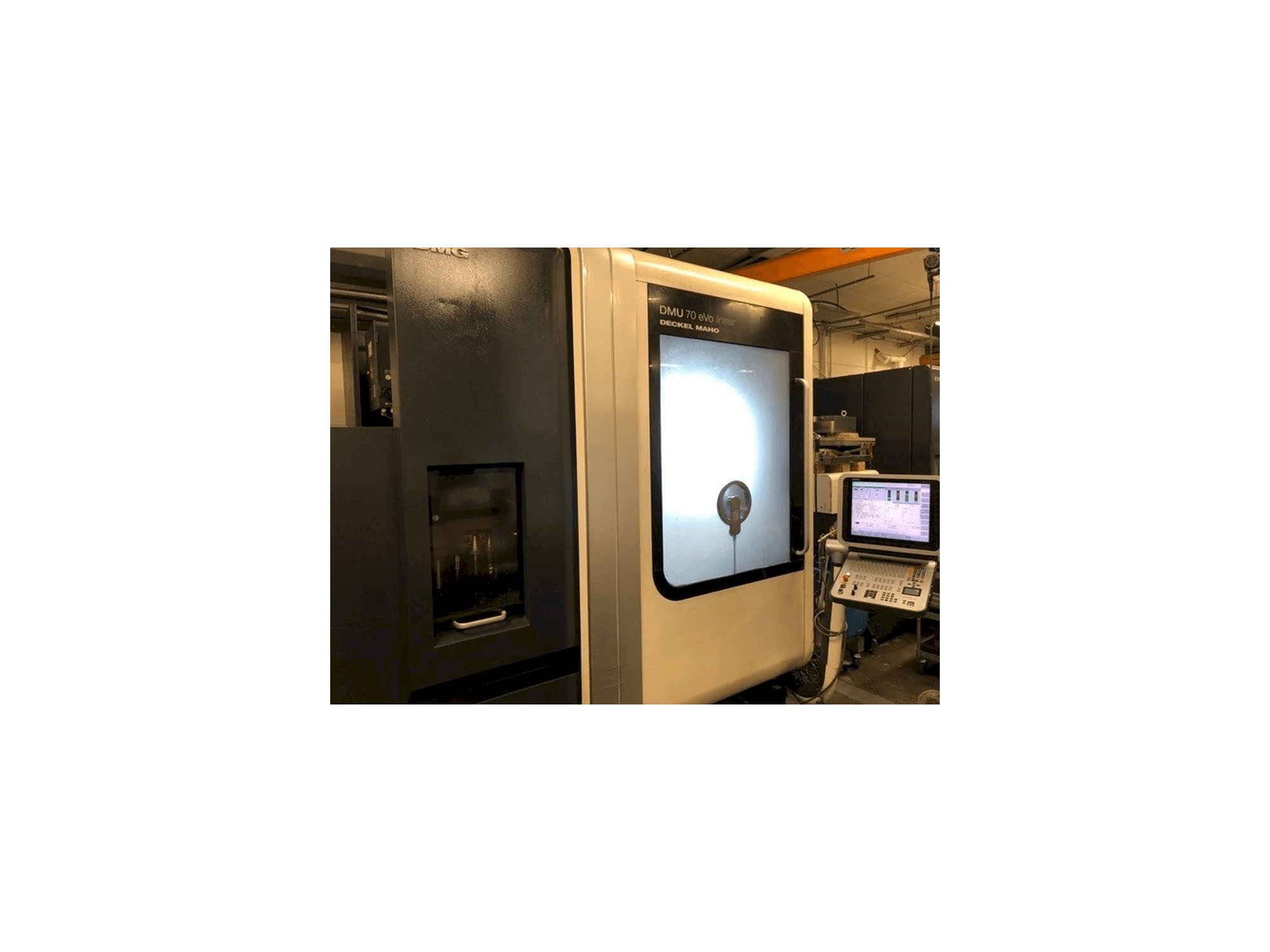 Čelní pohled na DECKEL MAHO DMU 70 eVo Linear stroj