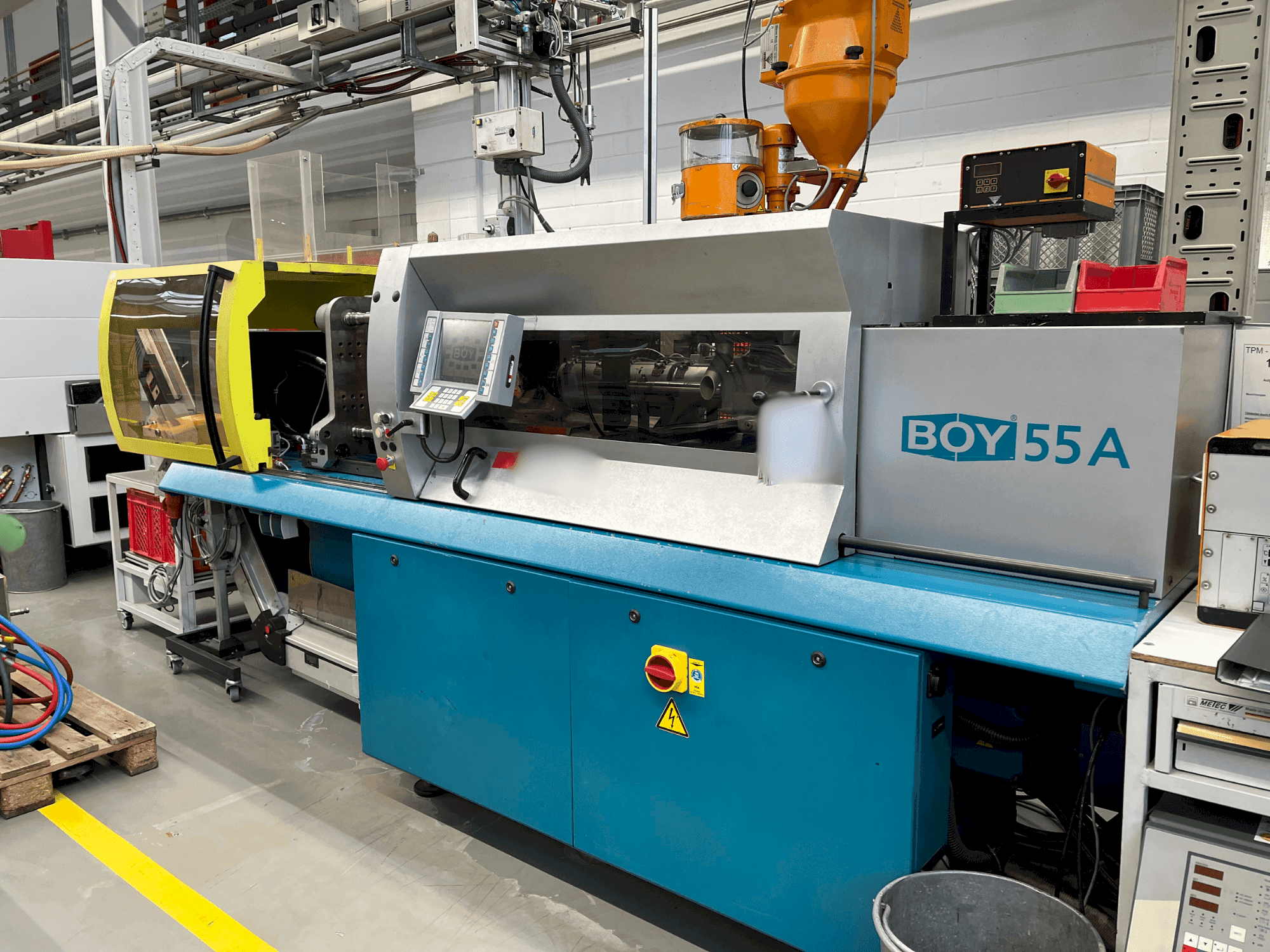 Čelní pohled na BOY 55A stroj