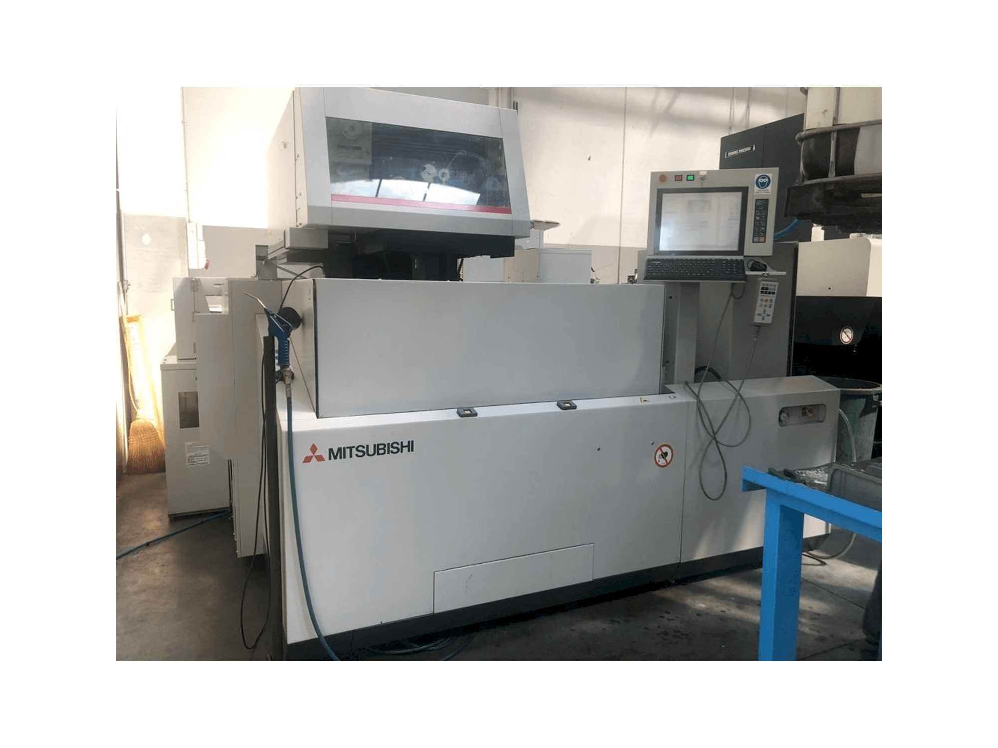 Čelní pohled na Mitsubishi MV2400S stroj