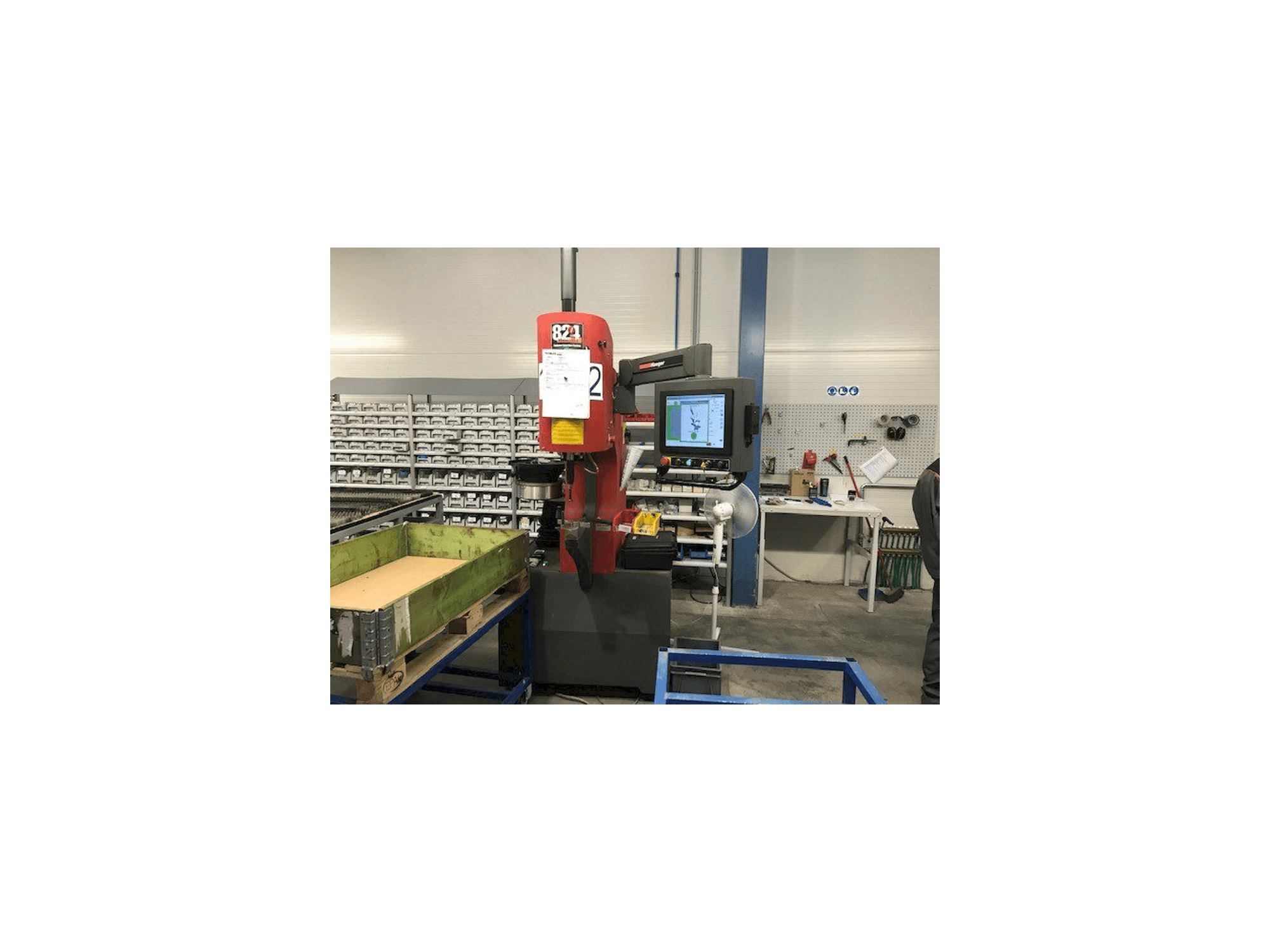 Levý boční pohled na Haeger WT-824 4e stroj