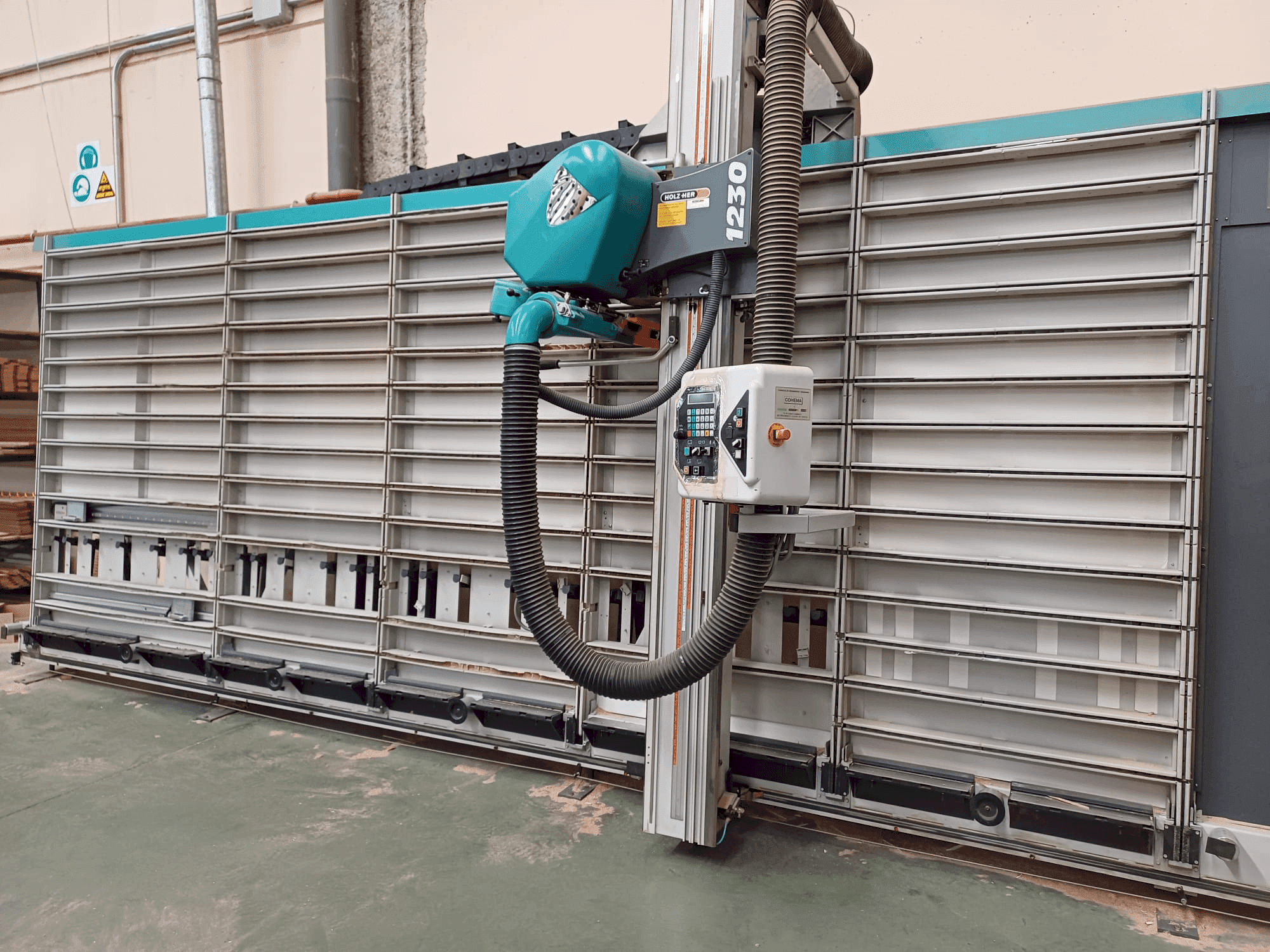 Čelní pohled na HOLZHER PK 1230 stroj