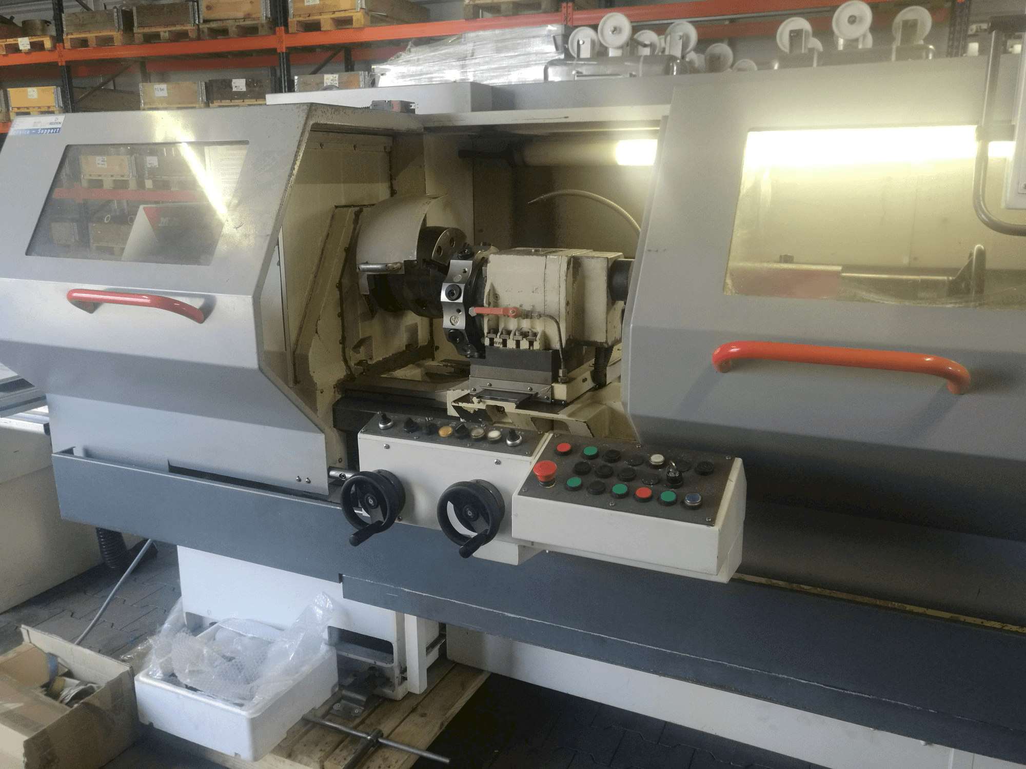Čelní pohled na KOVOSVIT MAS MT 54 CNC stroj