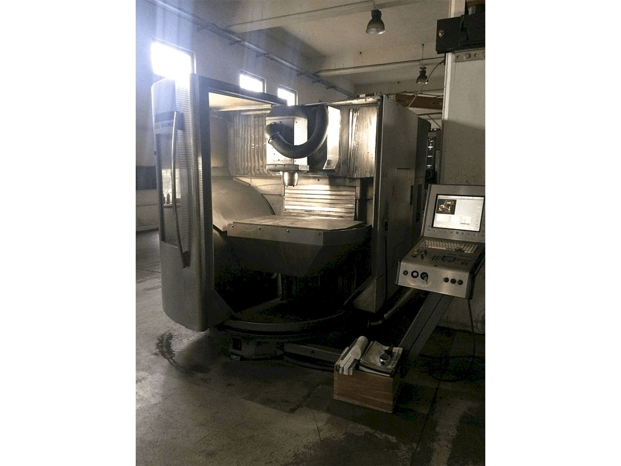 Čelní pohled na DMG 60T stroj