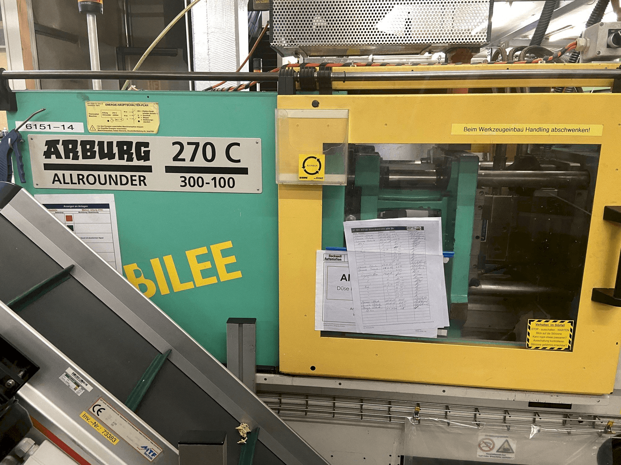 Čelní pohled na Arburg 270 C 300-100 stroj