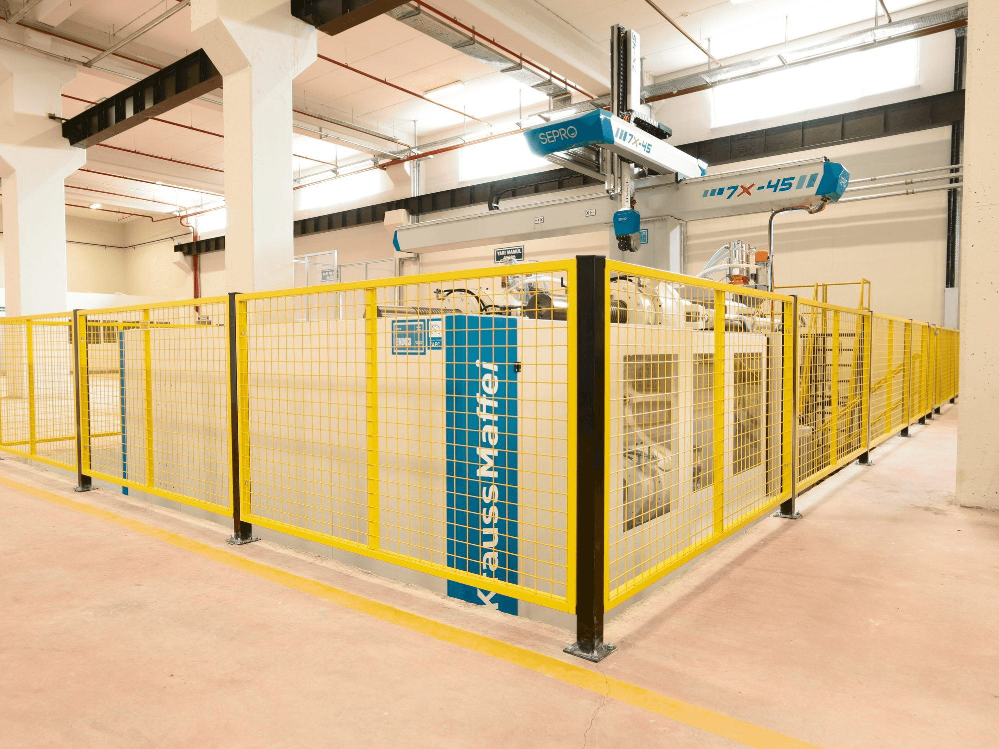 Čelní pohled na Krauss Maffei 1300/8100 MX stroj