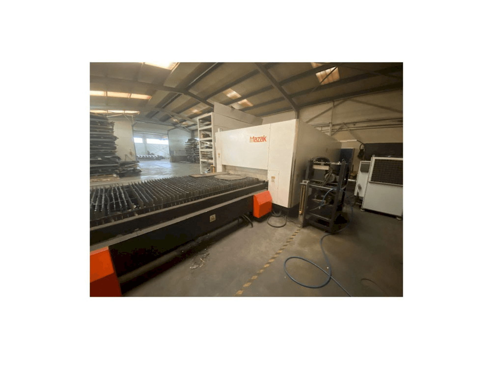 Čelní pohled na Mazak Optiplex Nexus 3015 stroj