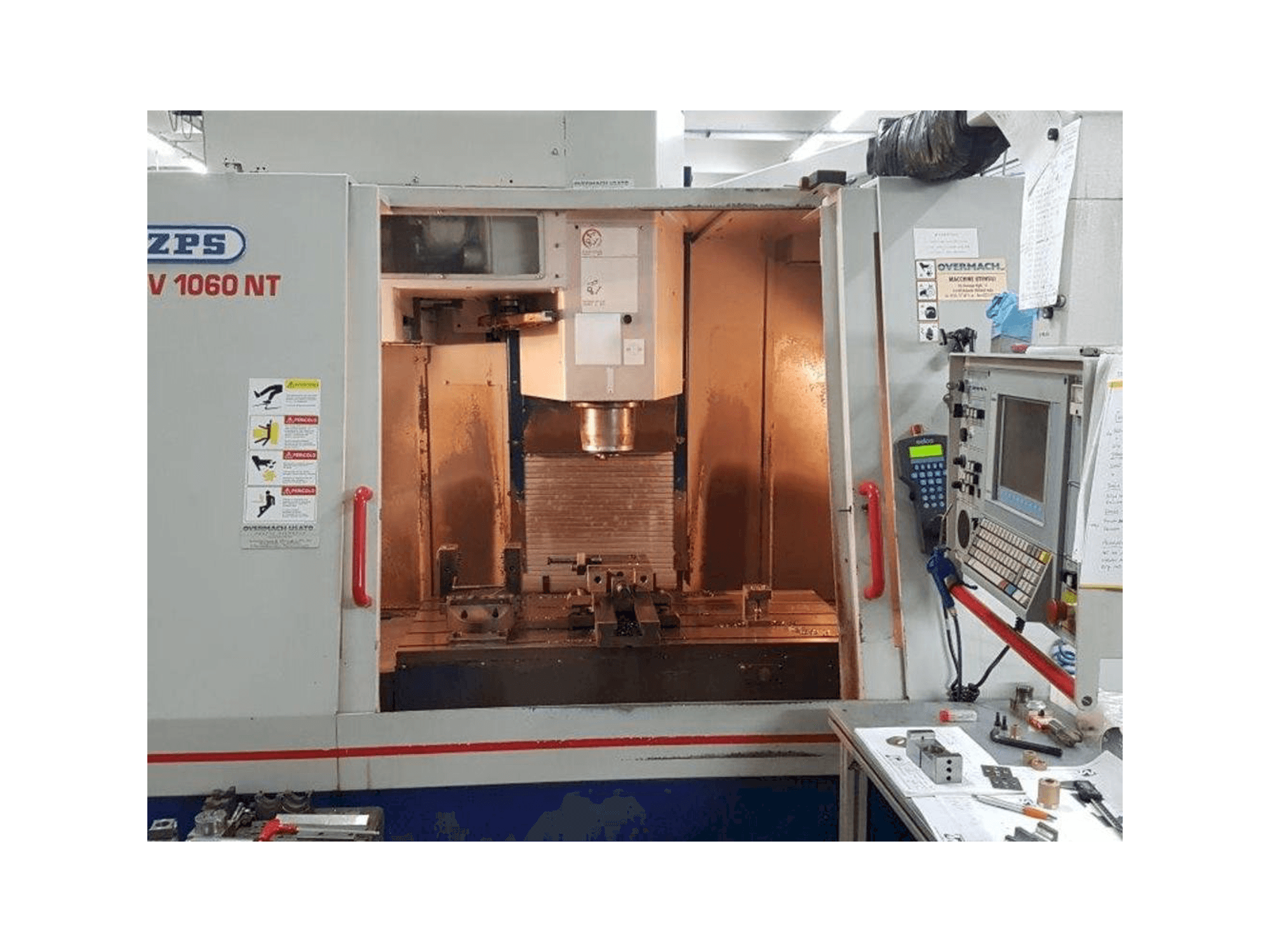 Čelní pohled na ZPS MCFV 1060NT stroj