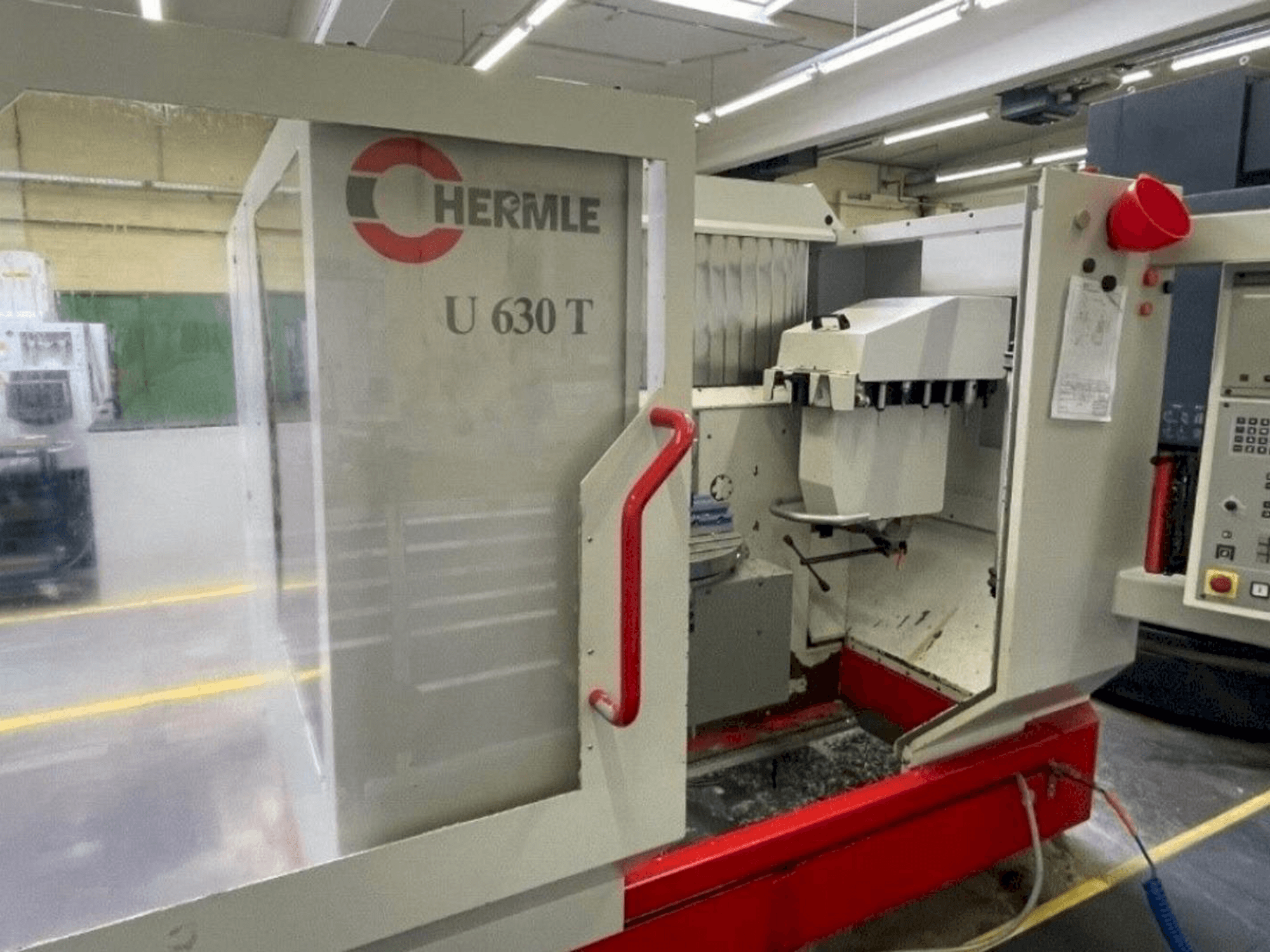 Čelní pohled na HERMLE U630T stroj