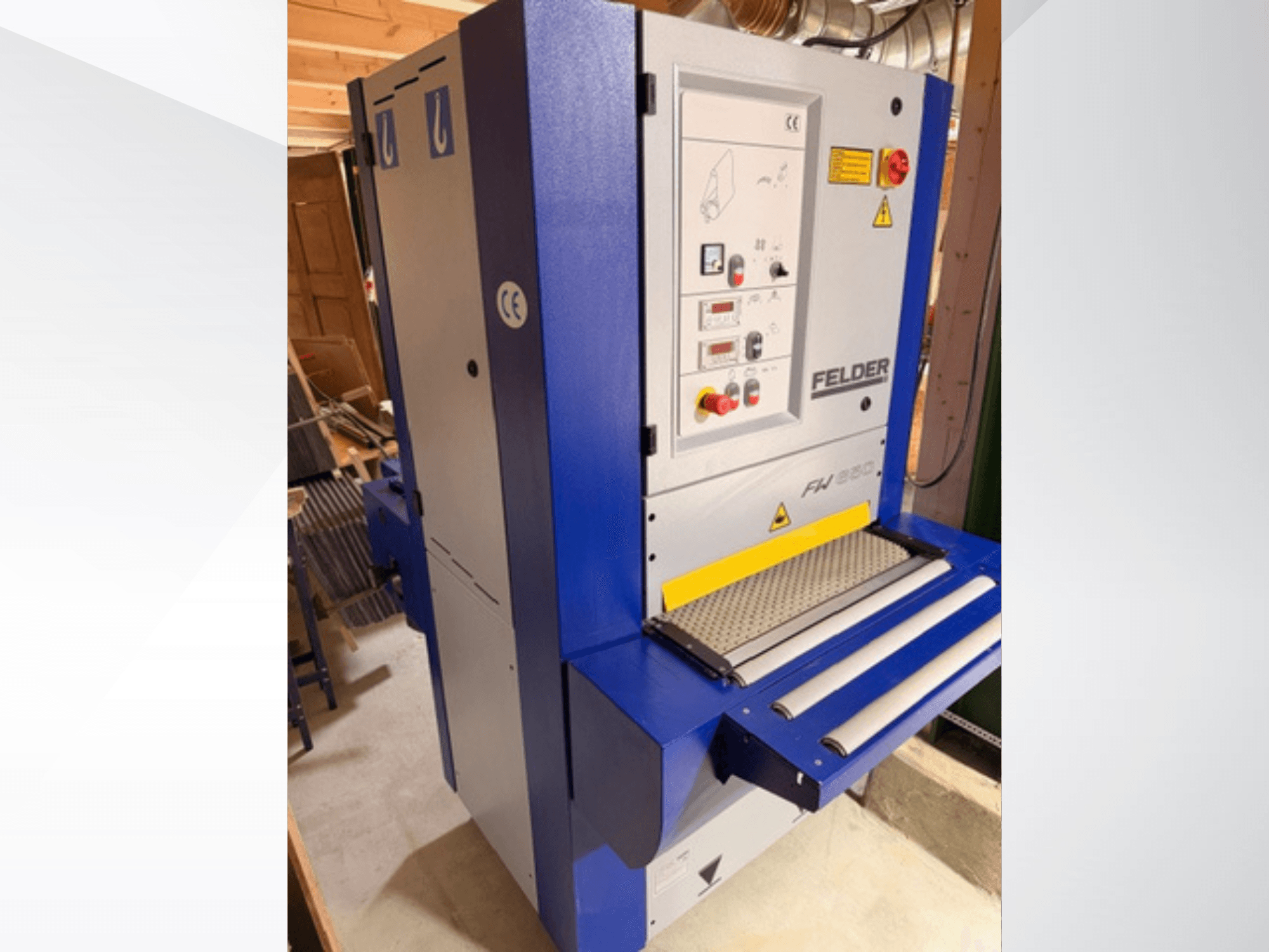 Hoblovka Felder FH 930, pohled zepředu, s viditelným ovládacím panelem, bezpečnostními prvky a podávacími/výstupními válci.