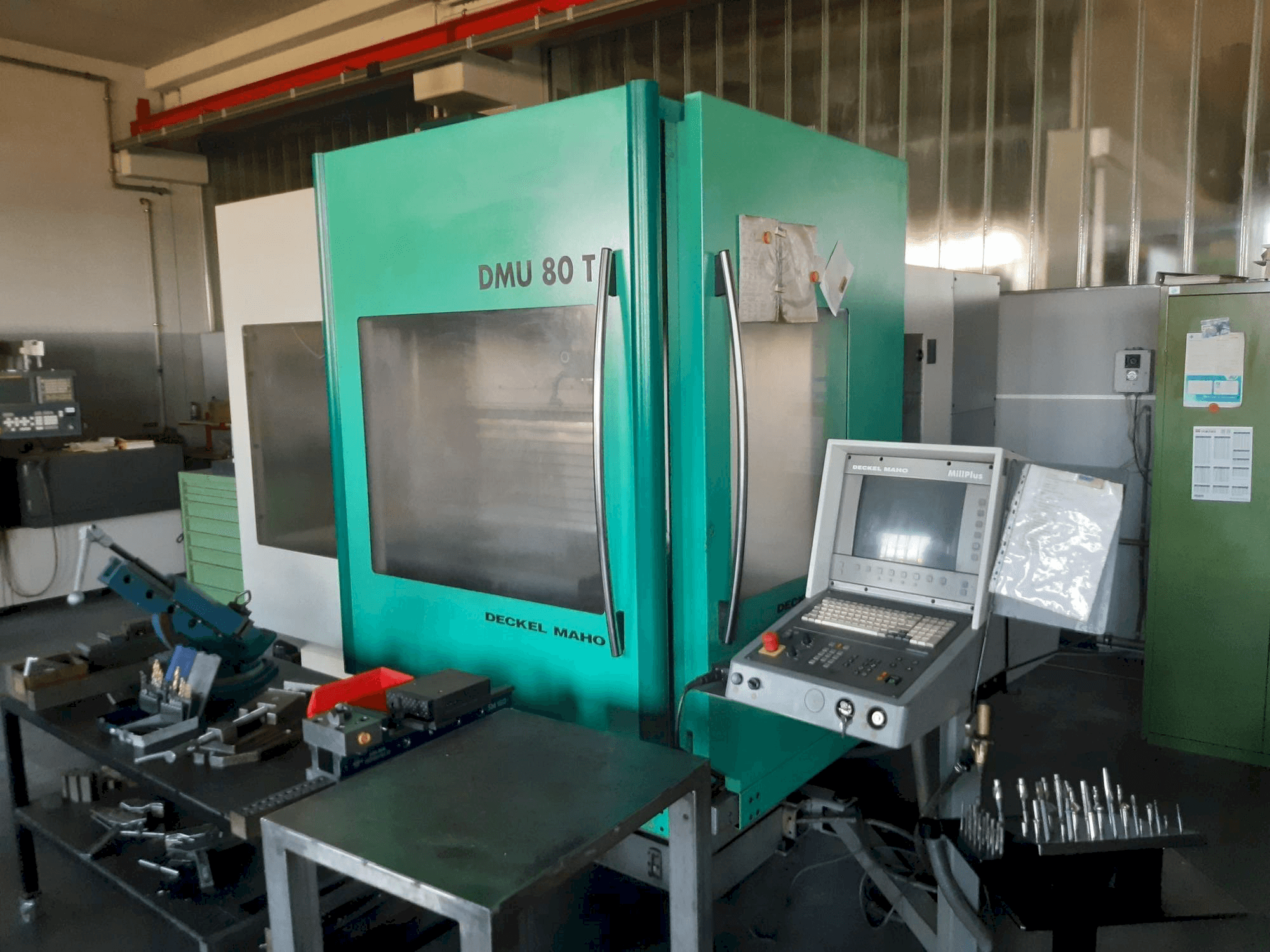 Čelní pohled na DECKEL MAHO DMU 80T stroj