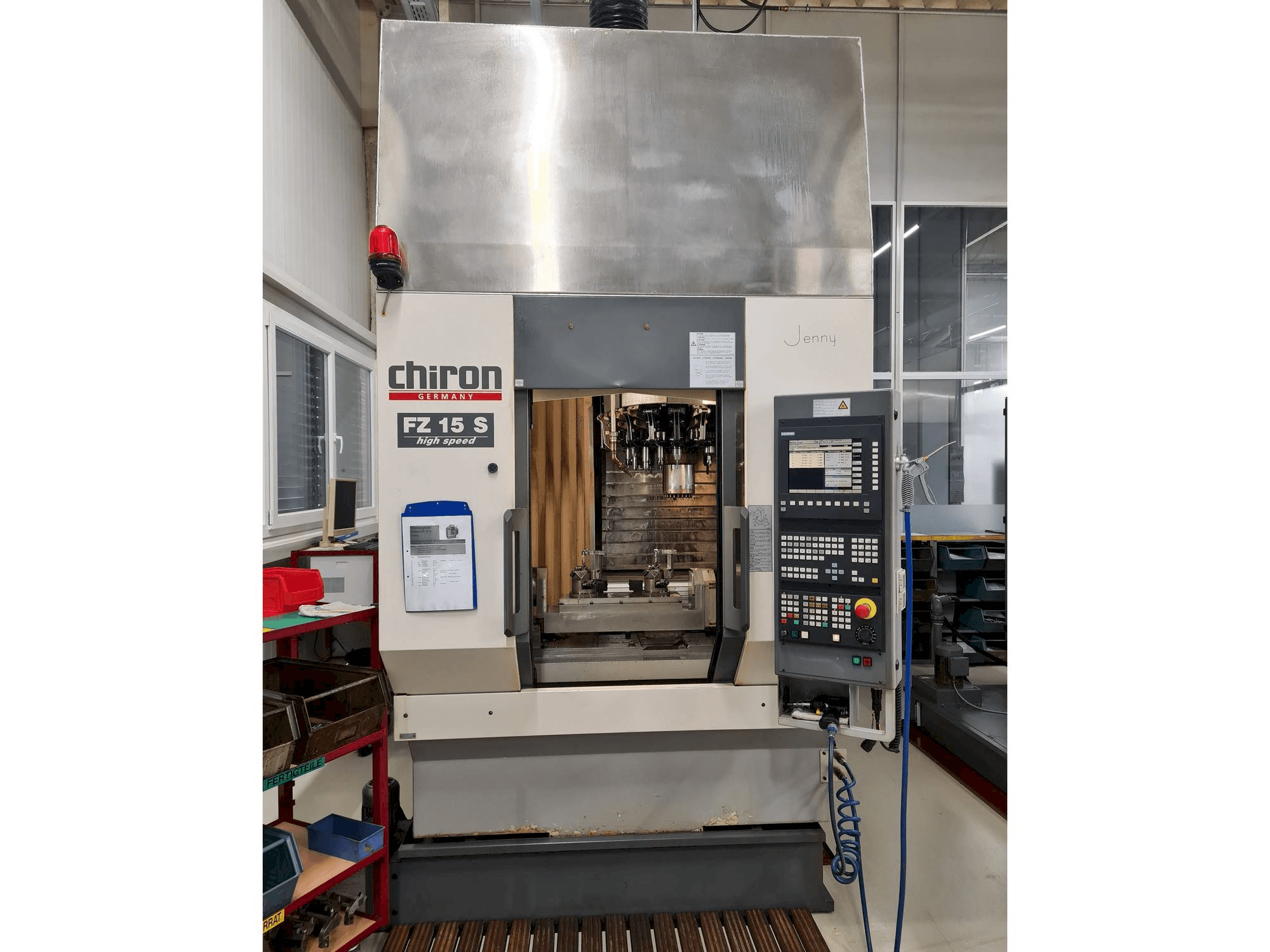 Čelní pohled na CHIRON FZ 15 S stroj