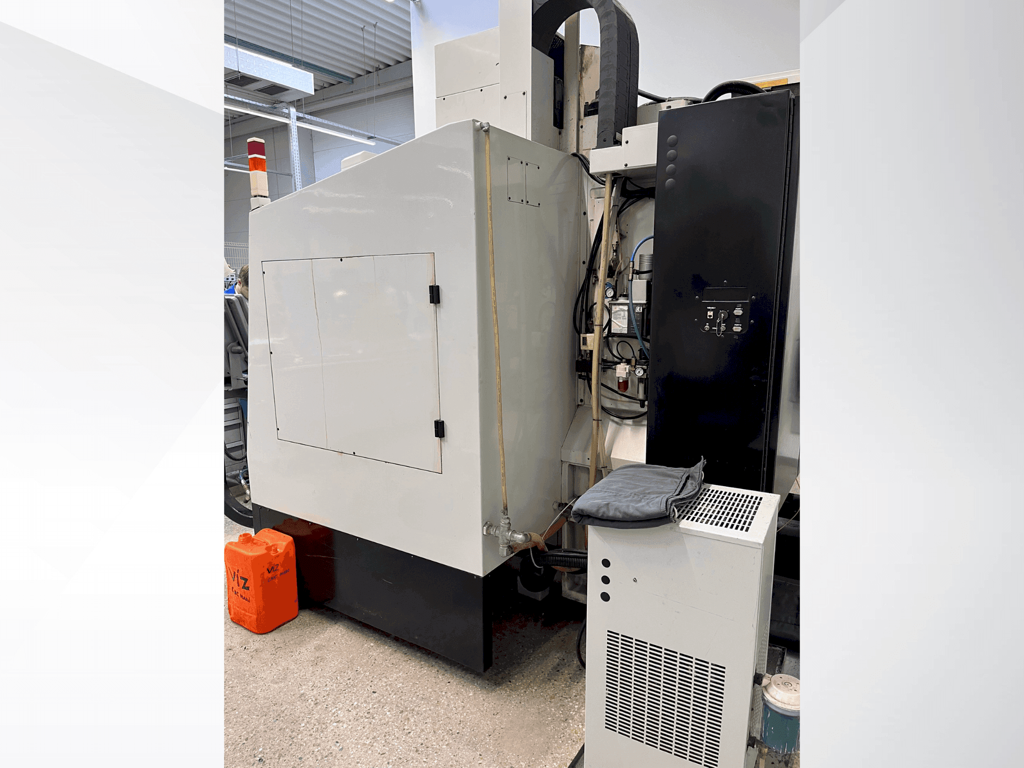 Zadní pohled na Hurco VMX24S stroj