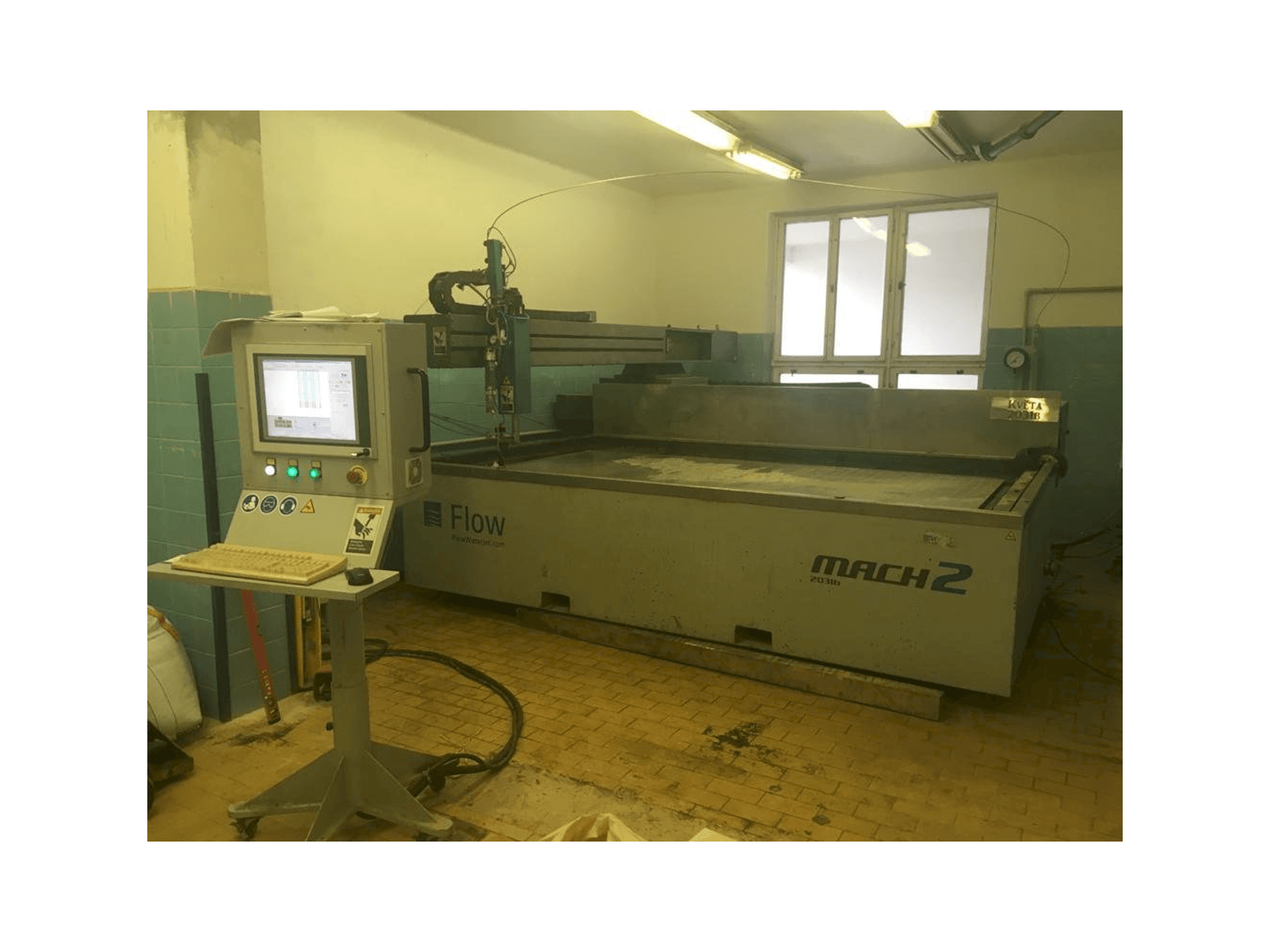 Čelní pohled na Flow Mach 2-3120b stroj