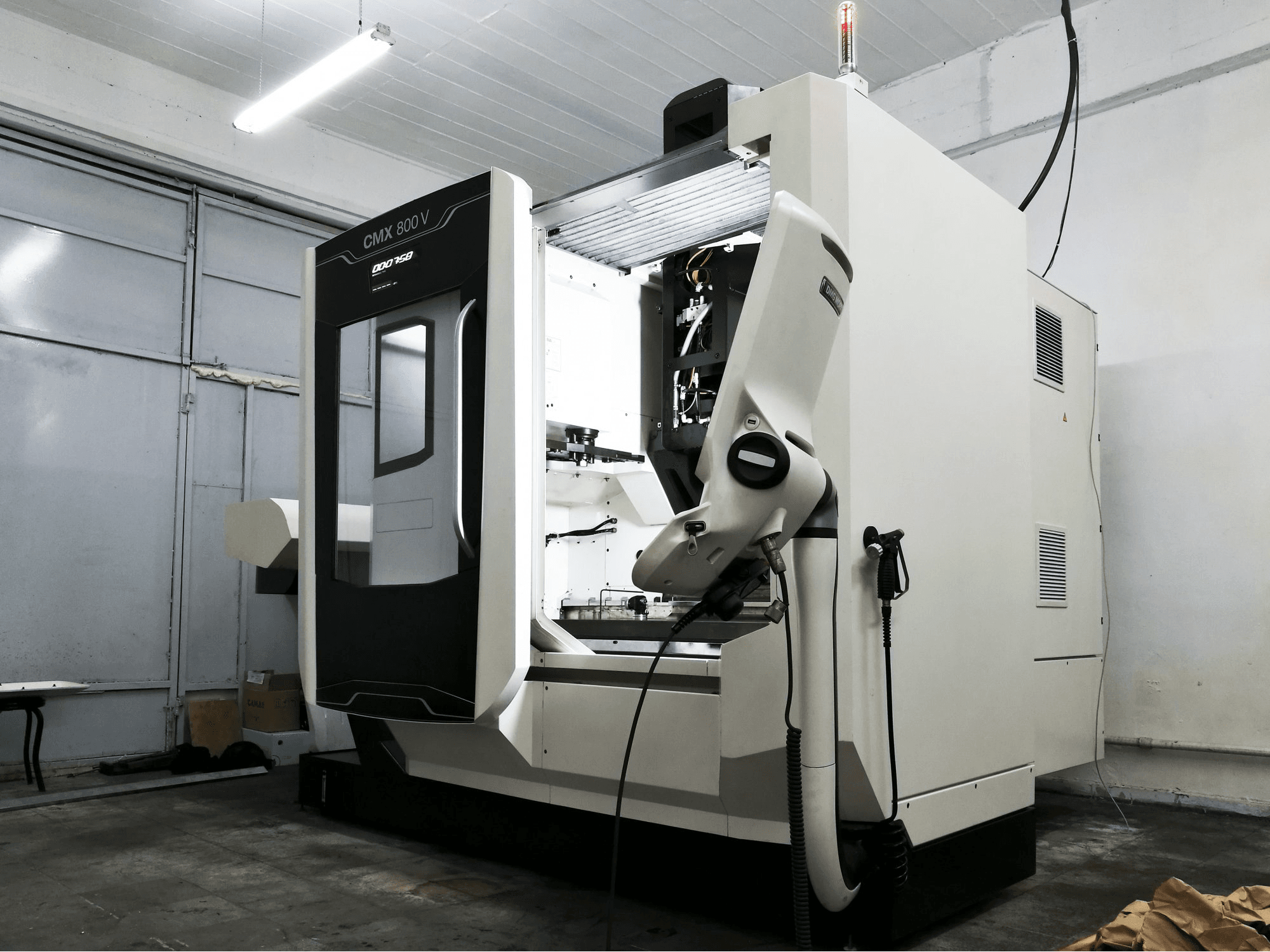 Pravý pohled na DMG MORI CMX 800 V stroj