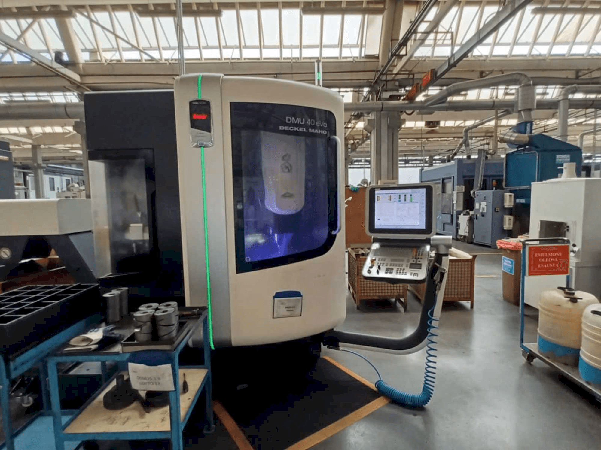 Čelní pohled na DMG DMU 40 evo stroj