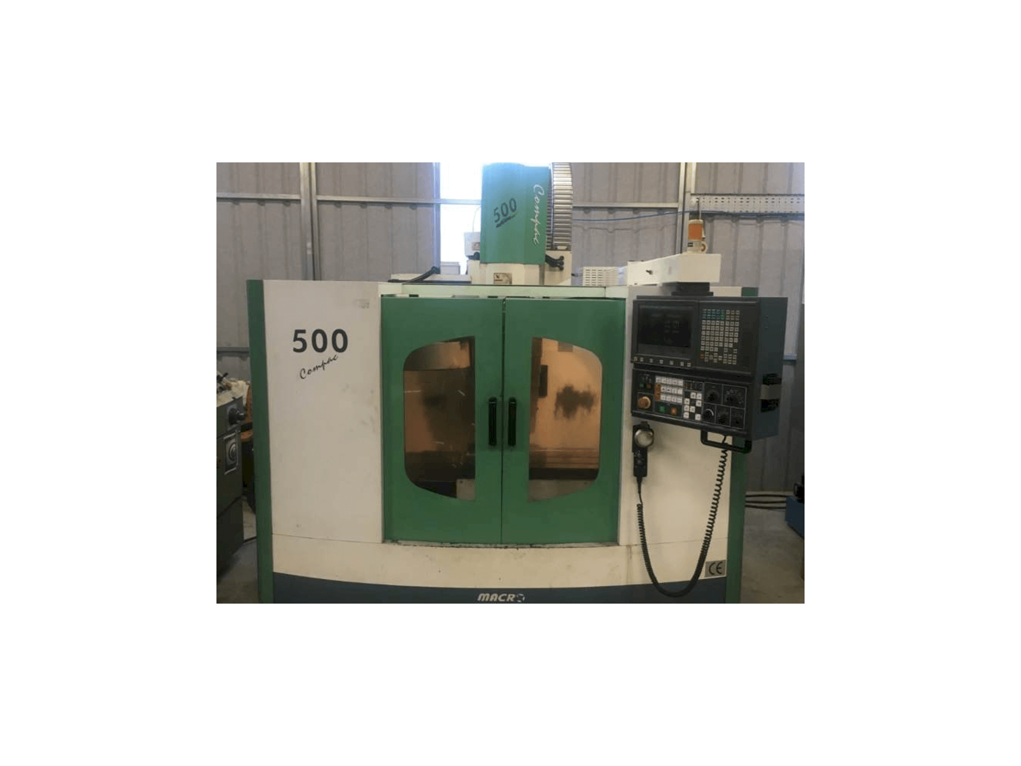 Čelní pohled na Macro Micro Tech Compac 500 stroj