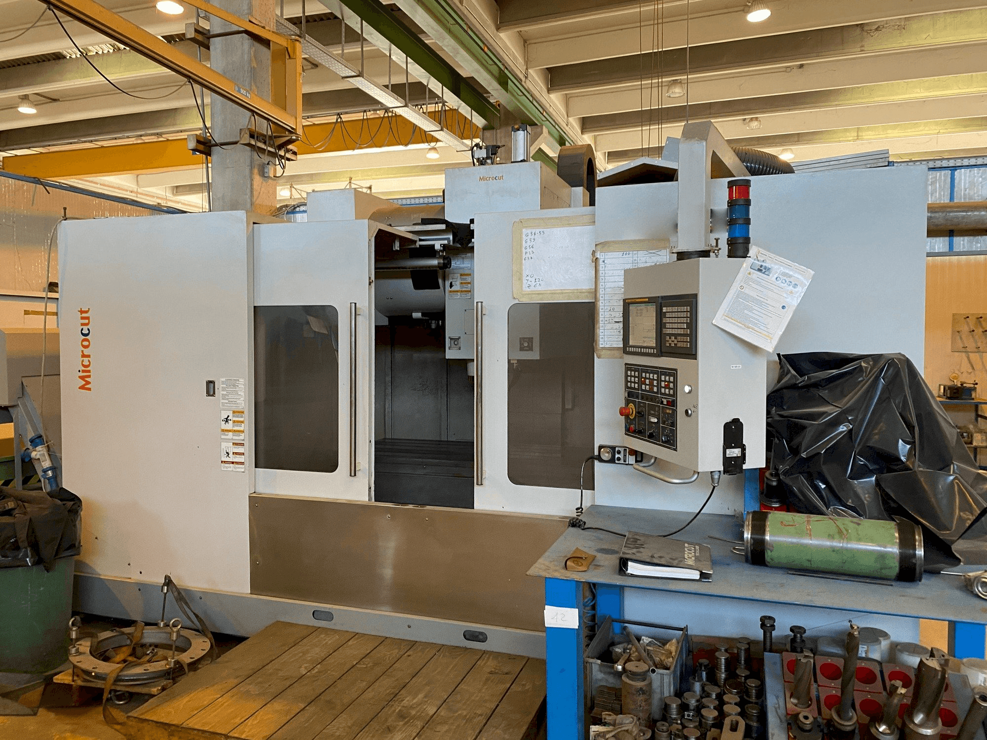 Čelní pohled na MICROCUT VMC-1600F stroj