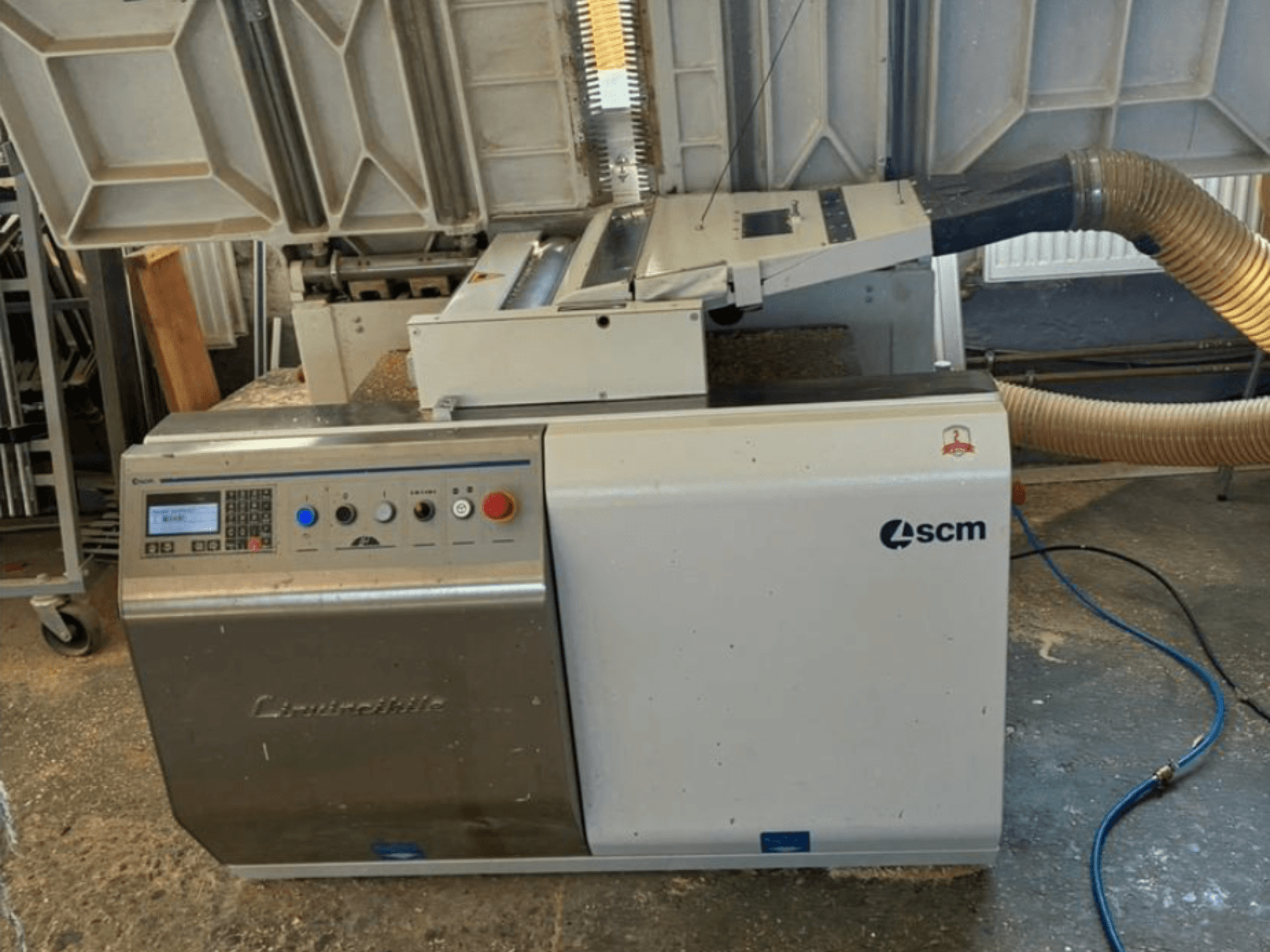 Olepovačka hran SCM Centauro v čelním pohledu, zobrazující ovládací panel, sací hadici a otevřený pracovní prostor pro aplikaci hran.