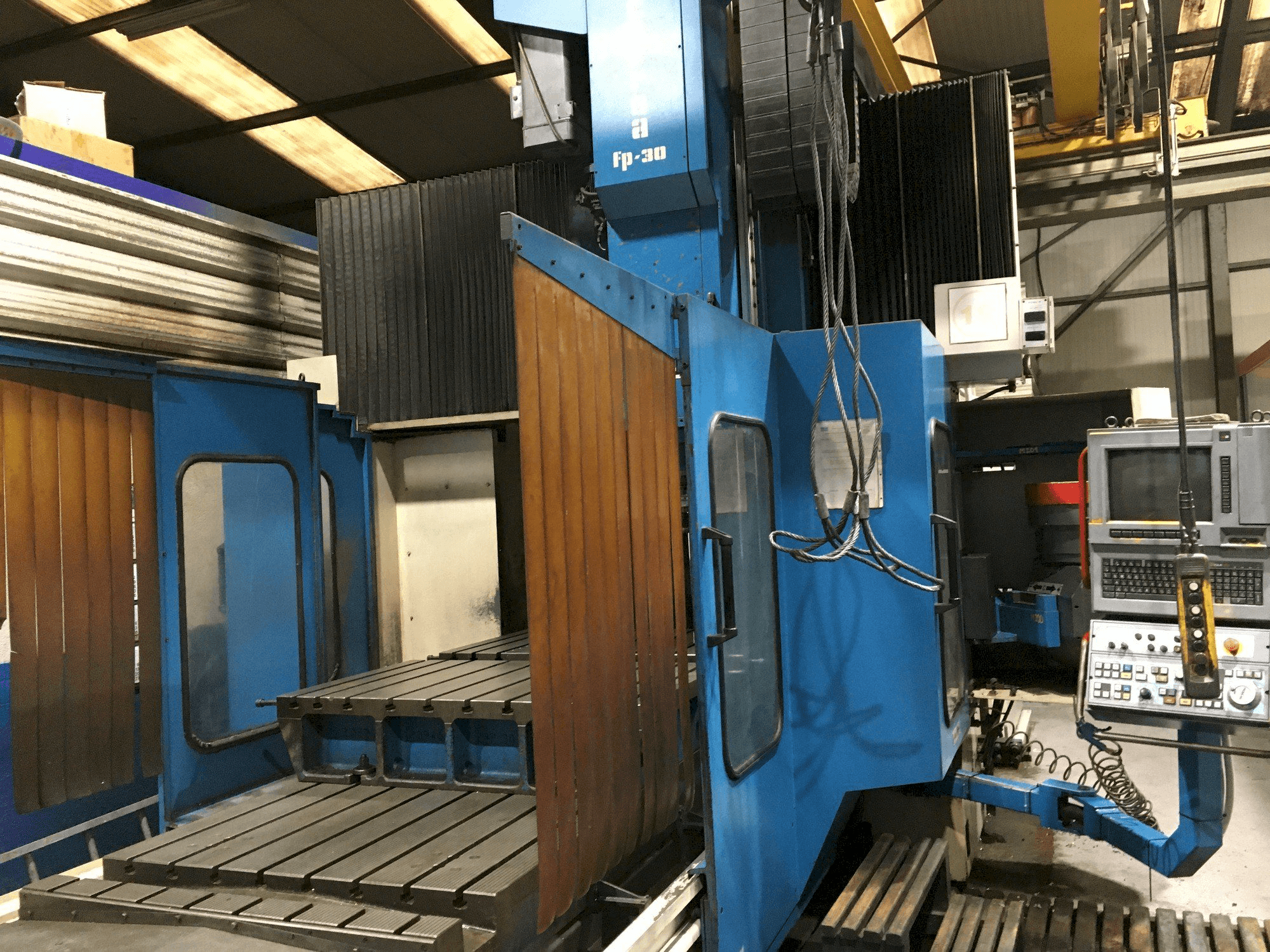 Čelní pohled na Correa FP 30/30 stroj