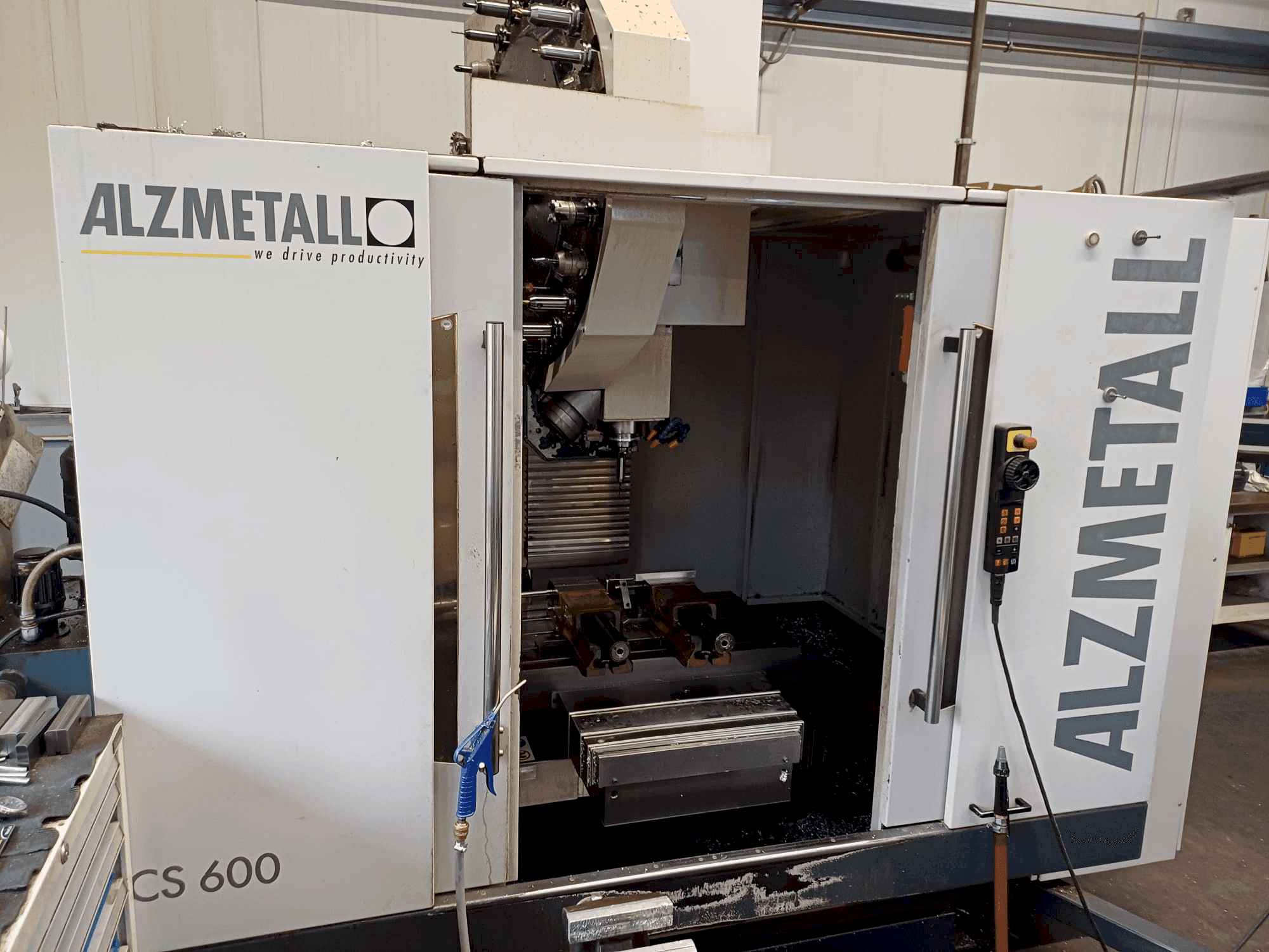 Čelní pohled na Alzmetall CS 600/3 stroj