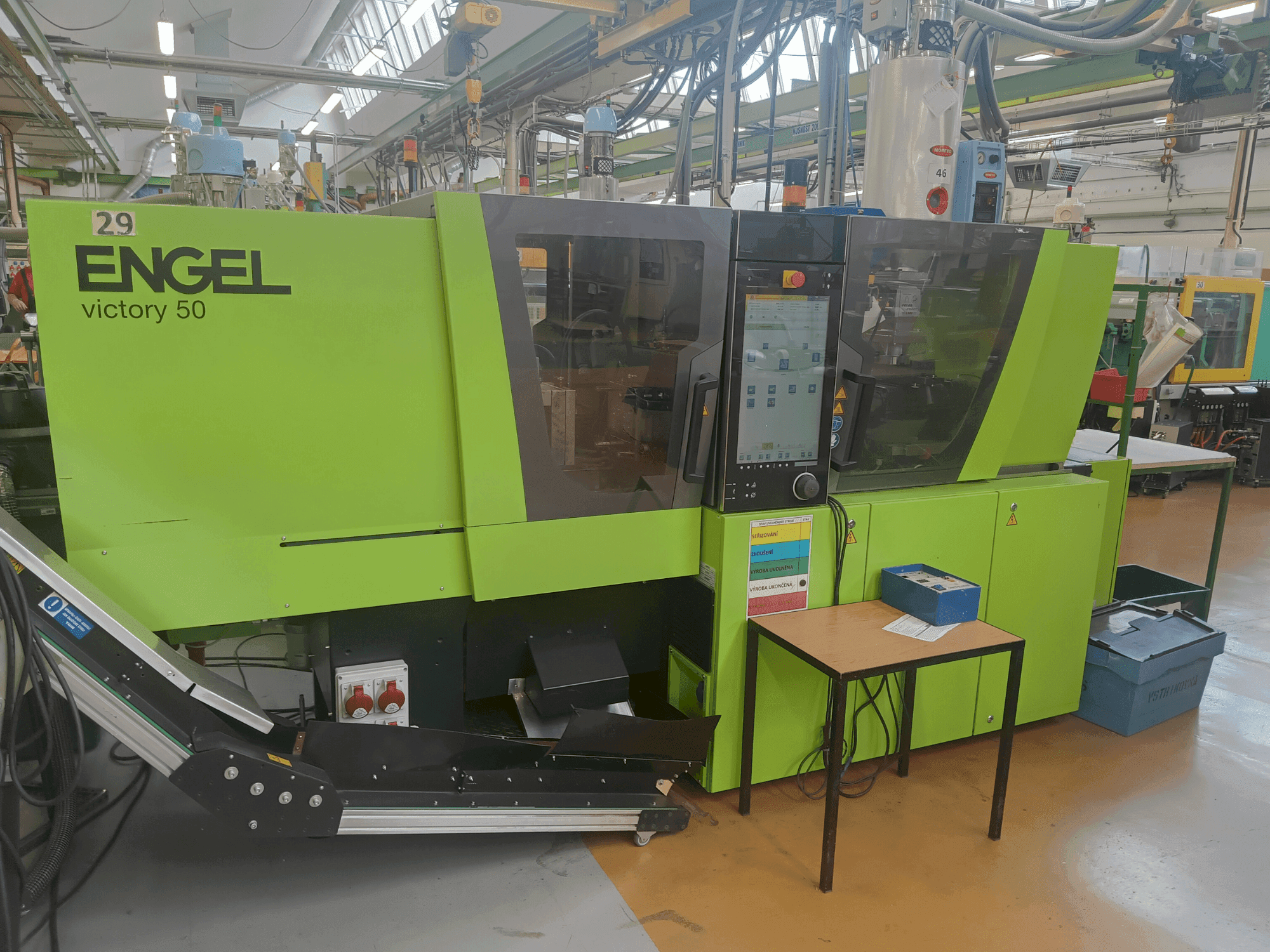Čelní pohled na Engel Victory 200/50 spex stroj