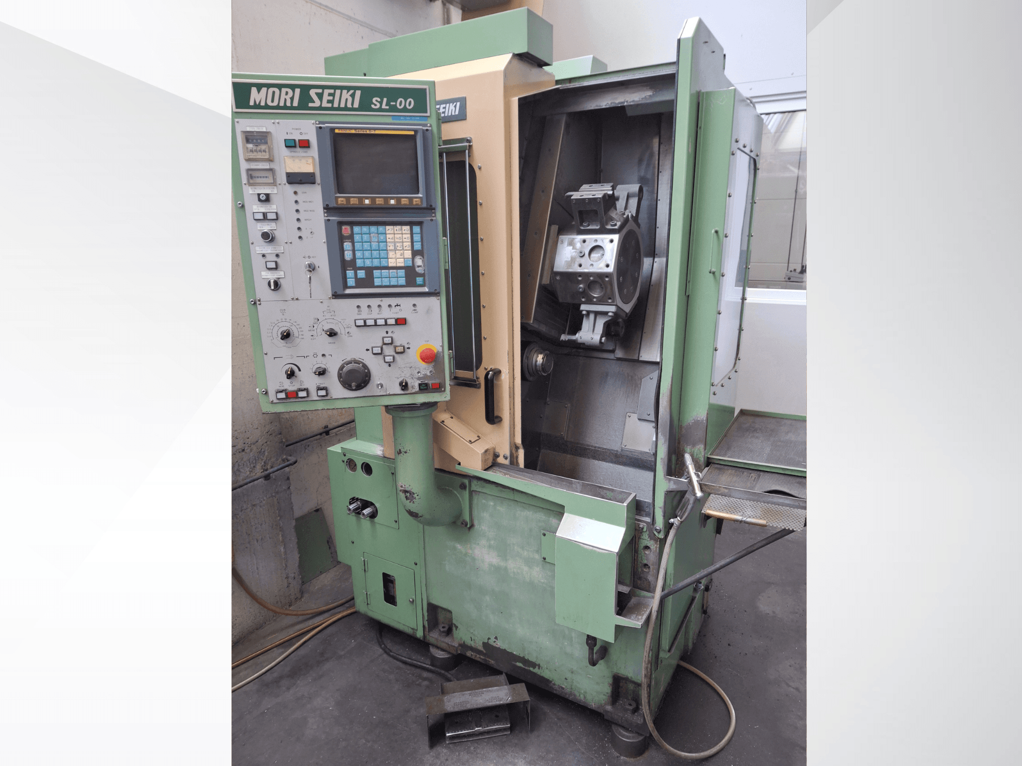 Horizontální soustruh DMG Mori Seiki SL-00, zobrazující ovládací panel a otevřený čelní pohled na pracovní prostor s viditelným obrobkem.