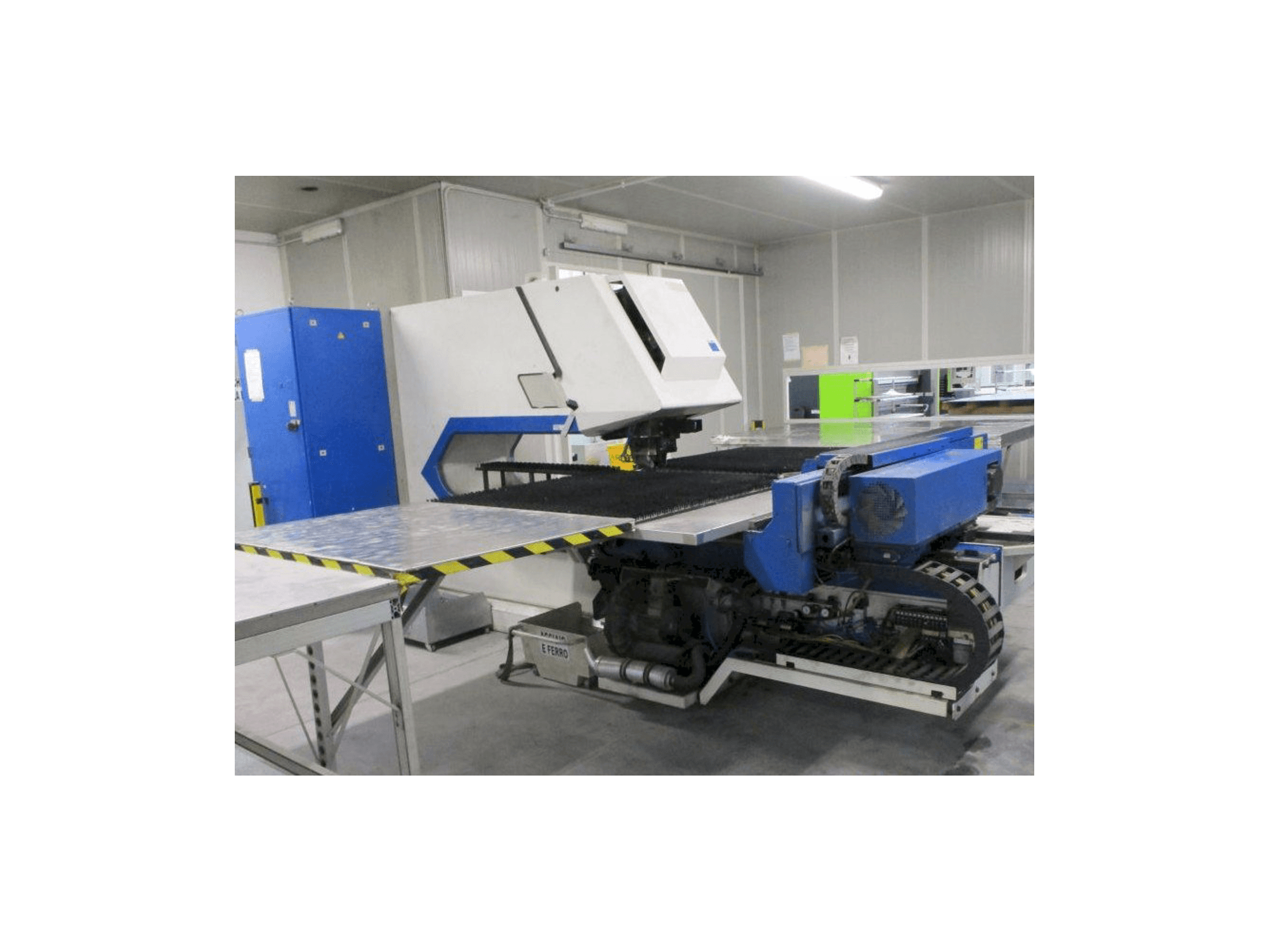 Čelní pohled na Trumpf Trumatic 2000R stroj