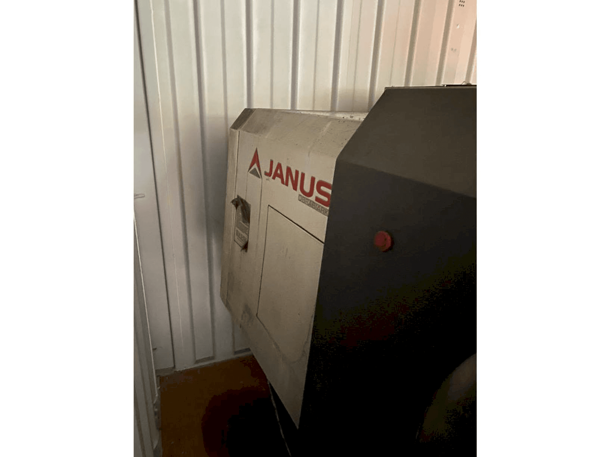Čelní pohled na JANUS TK610/1350 CNC stroj
