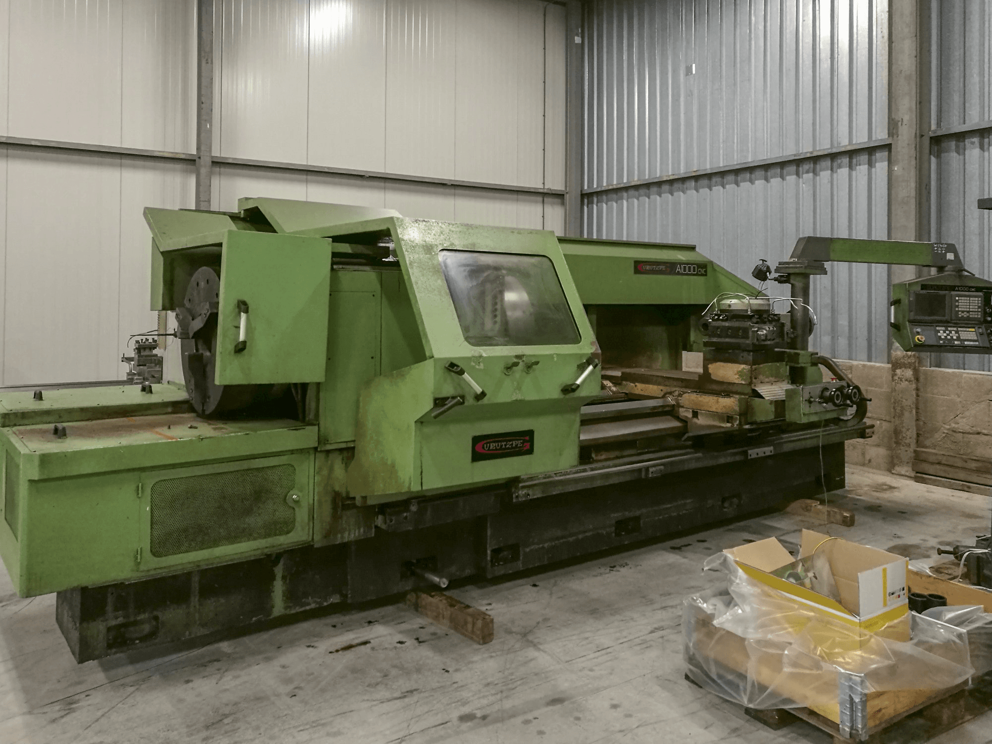 Čelní pohled na Gurutzpe A-1000 CNC stroj