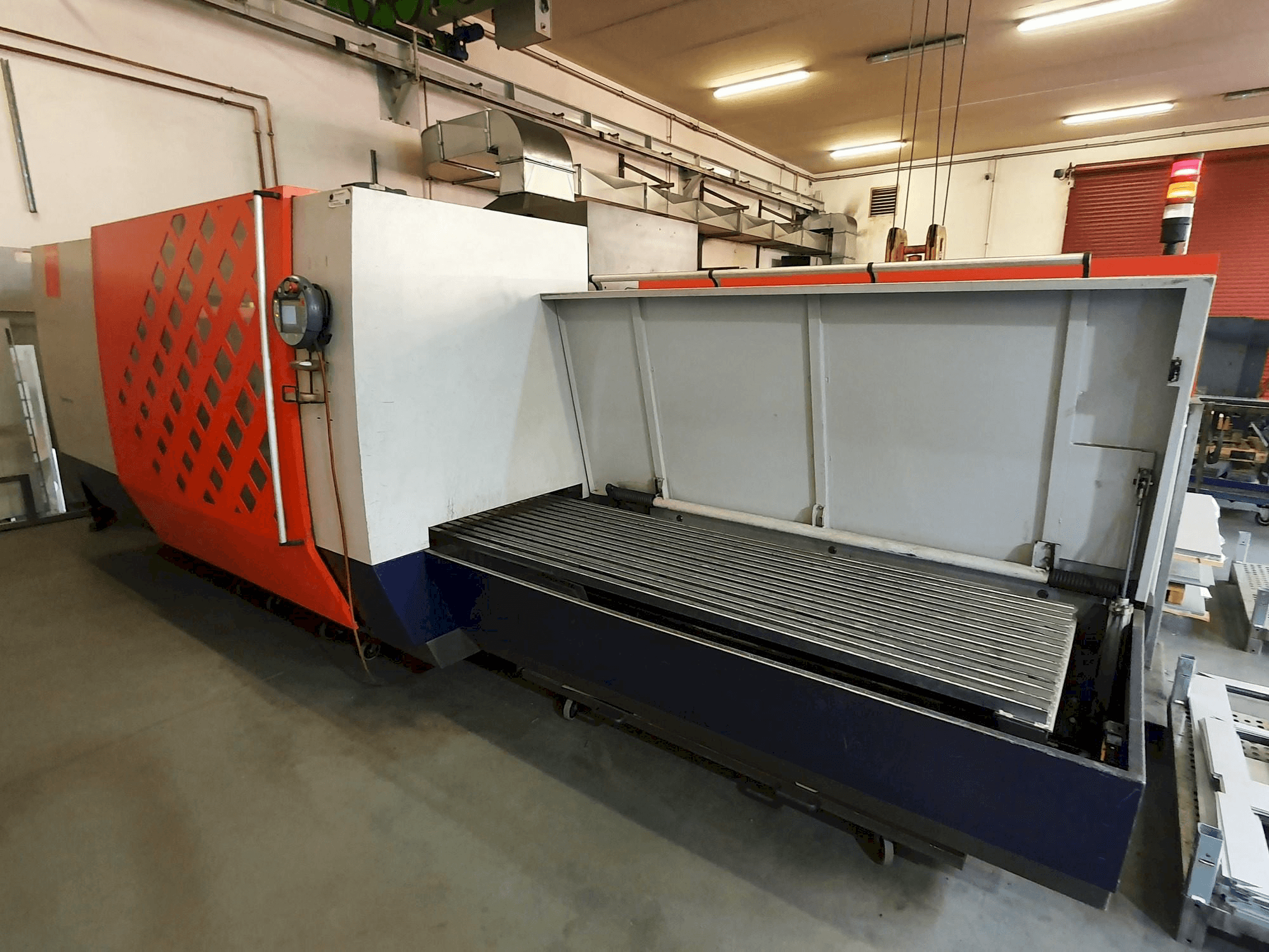 Čelní pohled na Bystronic ByVention 3015 stroj