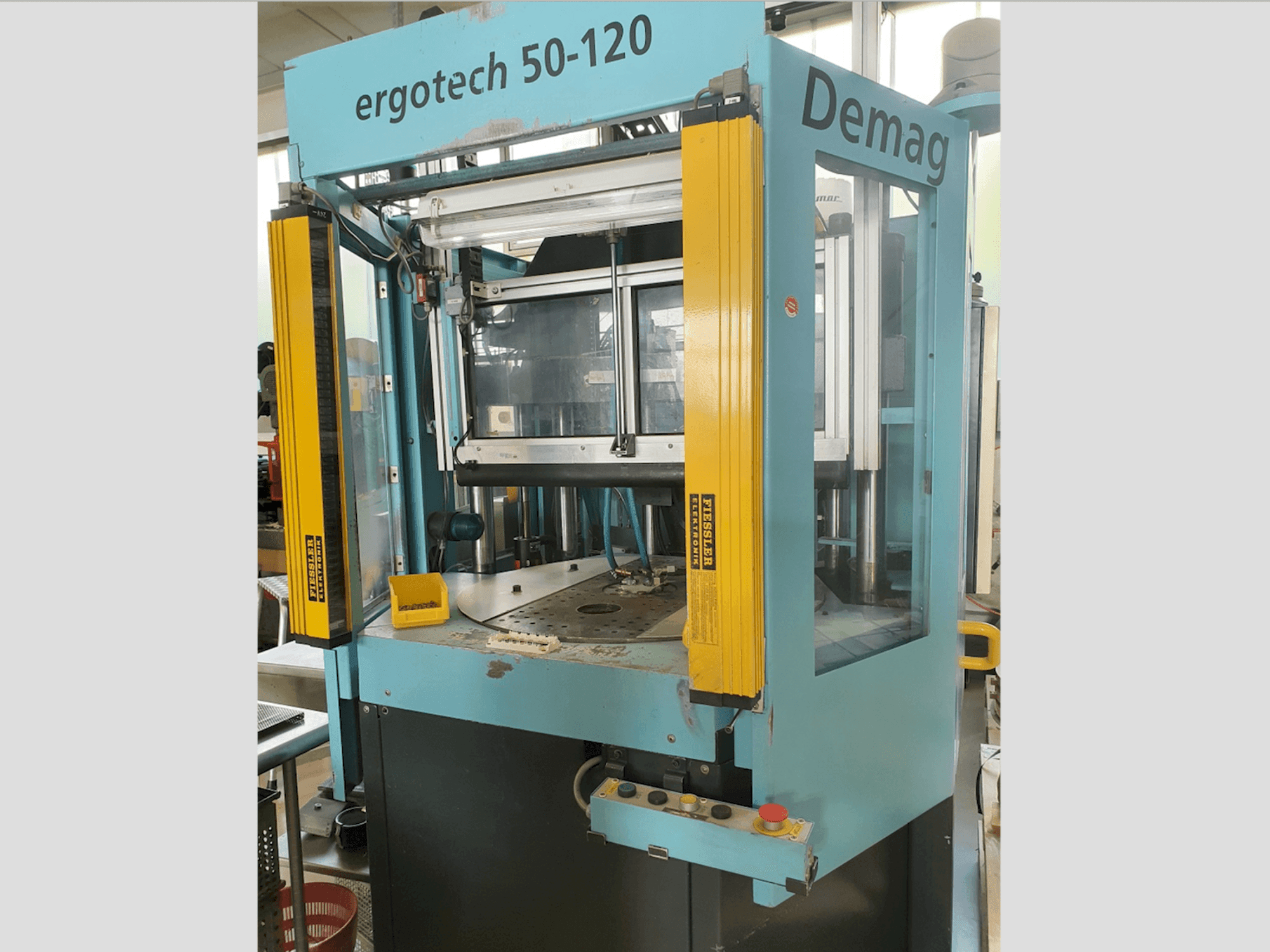Čelní pohled na DEMAG Ergotech 50-120 stroj