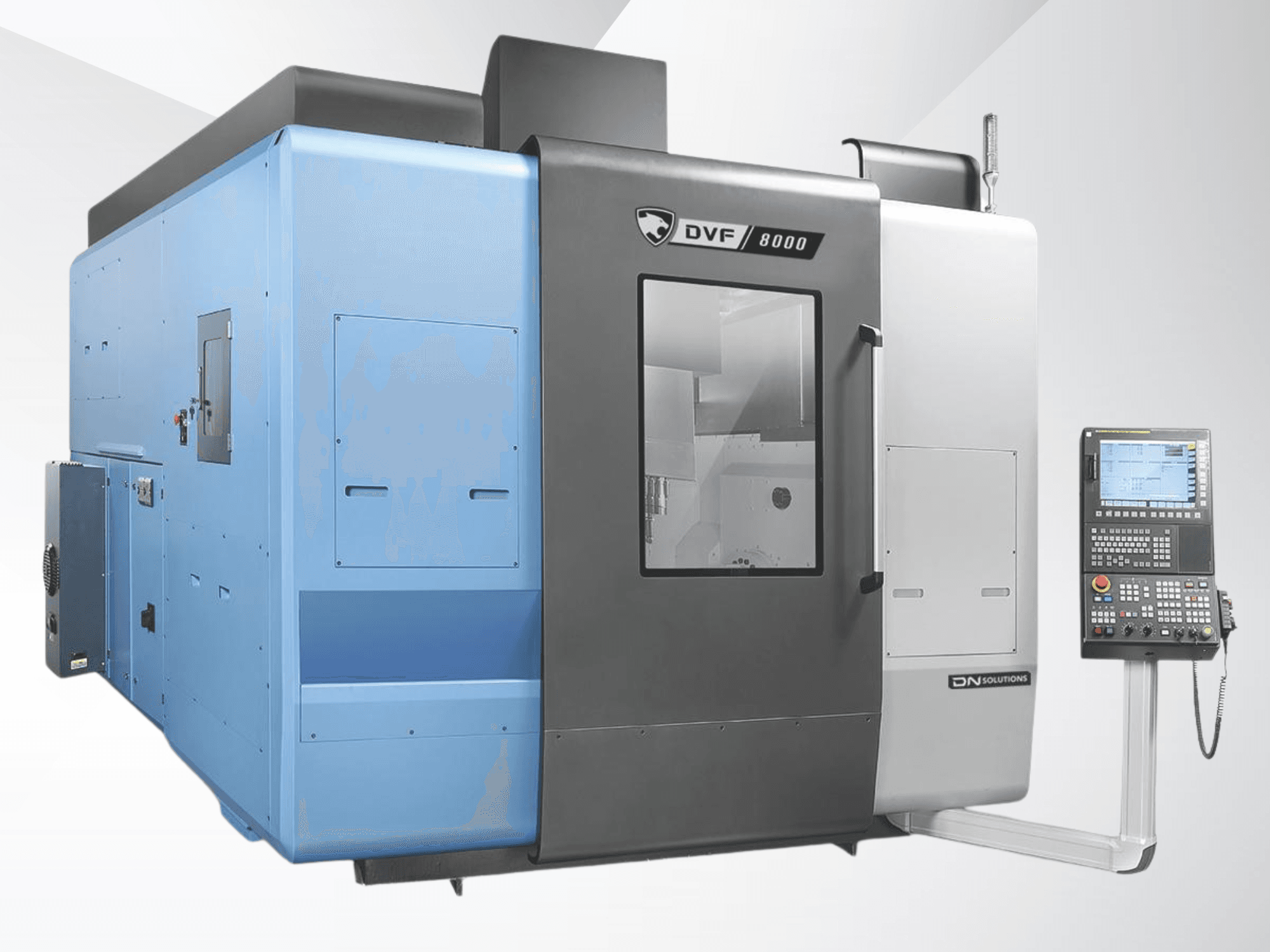 Univerzální obráběcí centrum DN SOLUTIONS DVF 8000, pohled zepředu, na kterém je vidět ovládací panel a dvoubarevné provedení exteriéru.