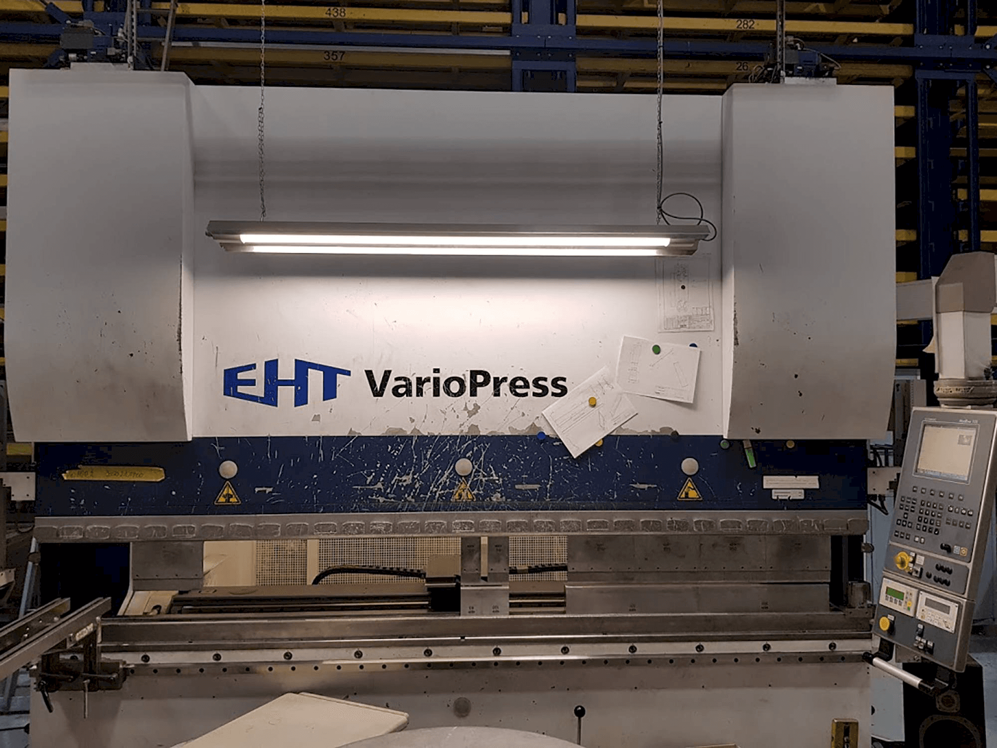 Čelní pohled na EHT VarioPress 170-30 stroj