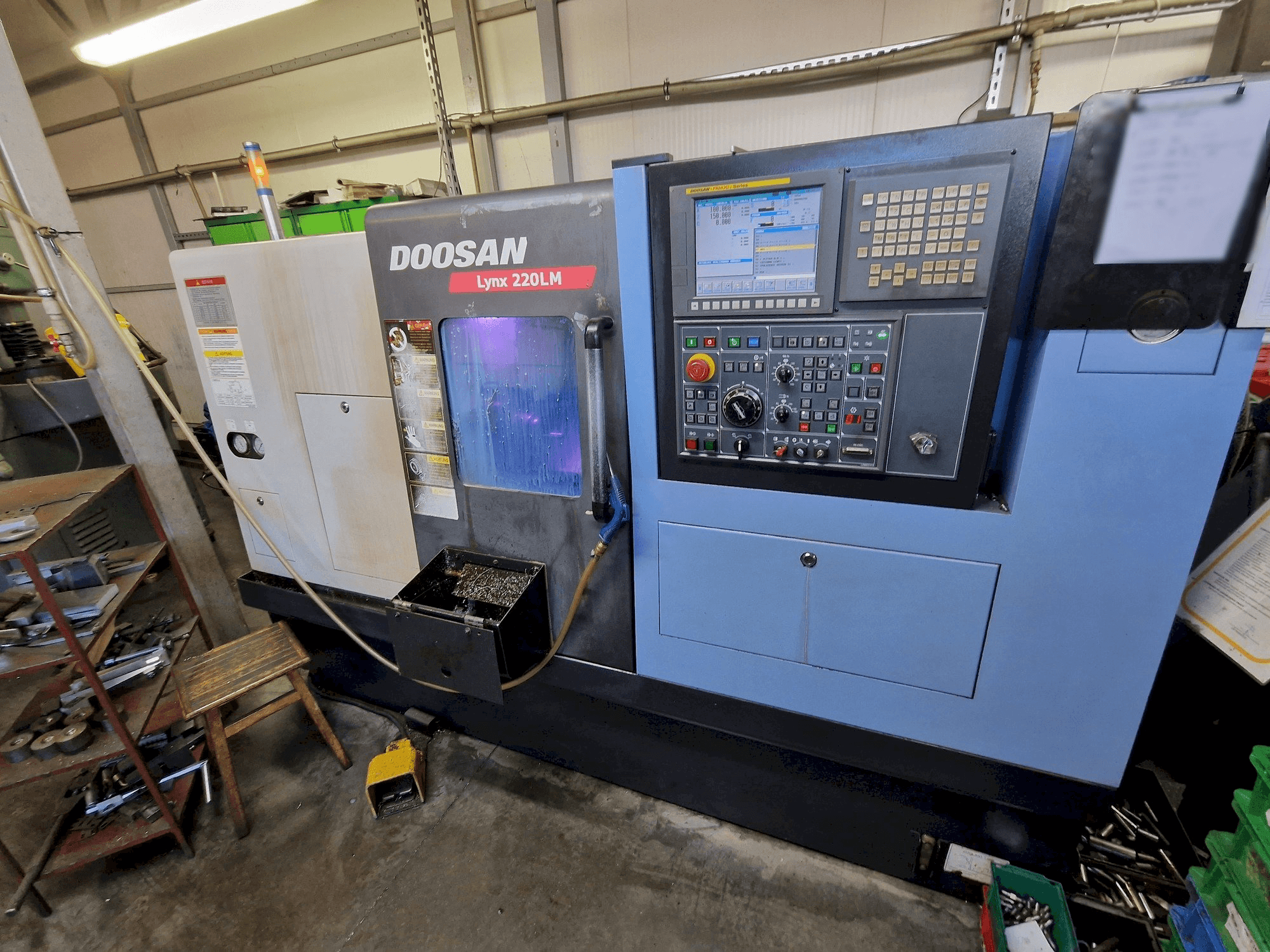 Čelní pohled na Doosan LYNX 220 LMC stroj