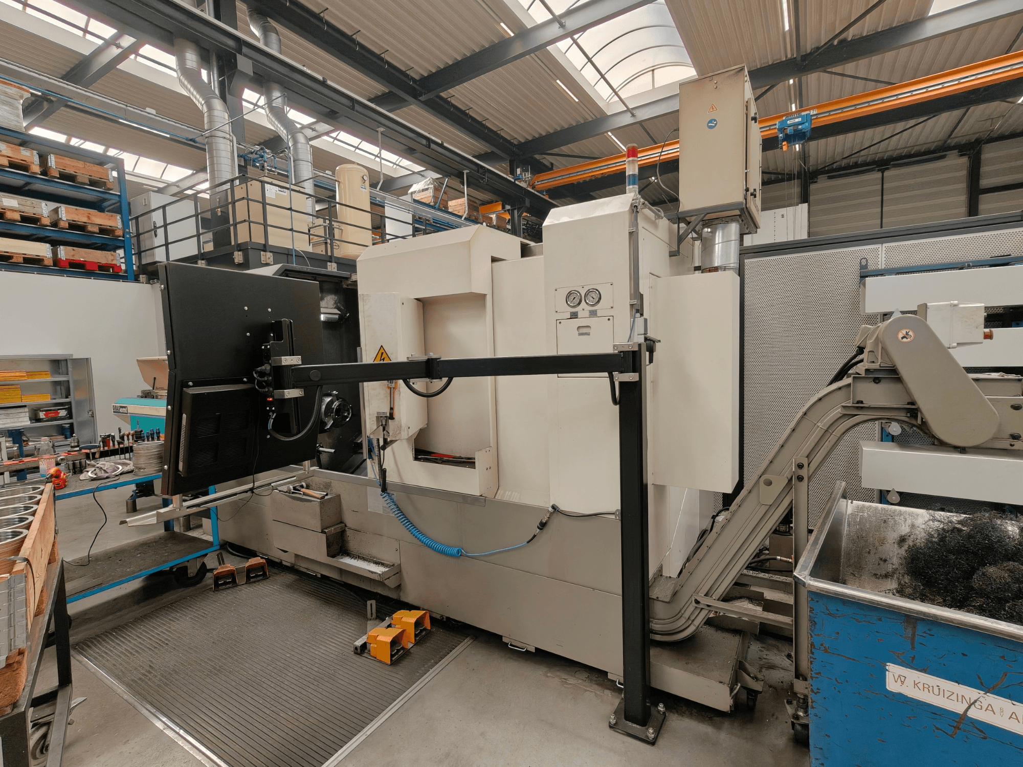 Horizontální soustruh Victor Vturn A26, boční pohled, s ovládacím panelem, dopravníkem třísek a průmyslovým pracovním prostorem.