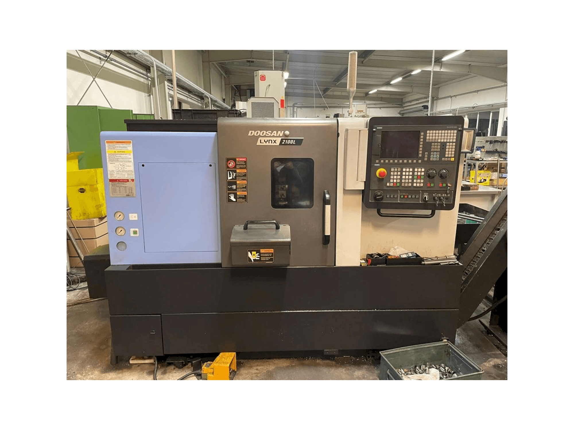 Čelní pohled na Doosan Lynx 2100LB stroj