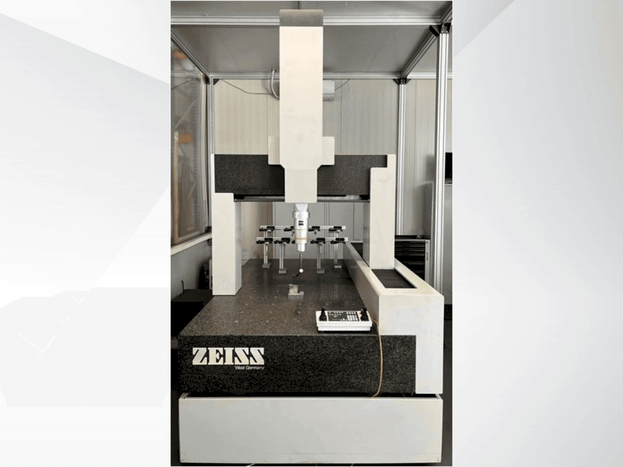 Čelní pohled na ZEISS UMC 850 stroj