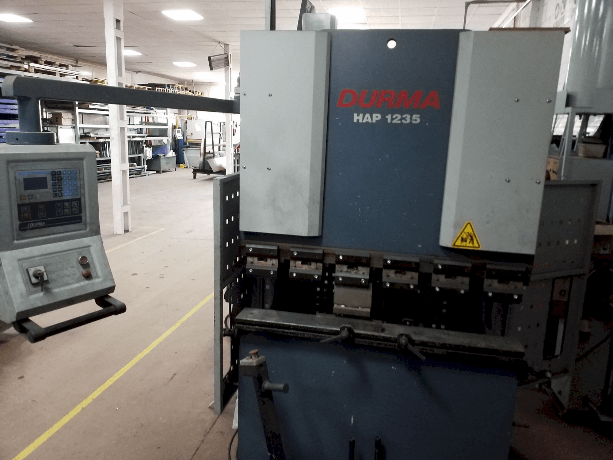 Čelní pohled na Durma HAP-1235 stroj