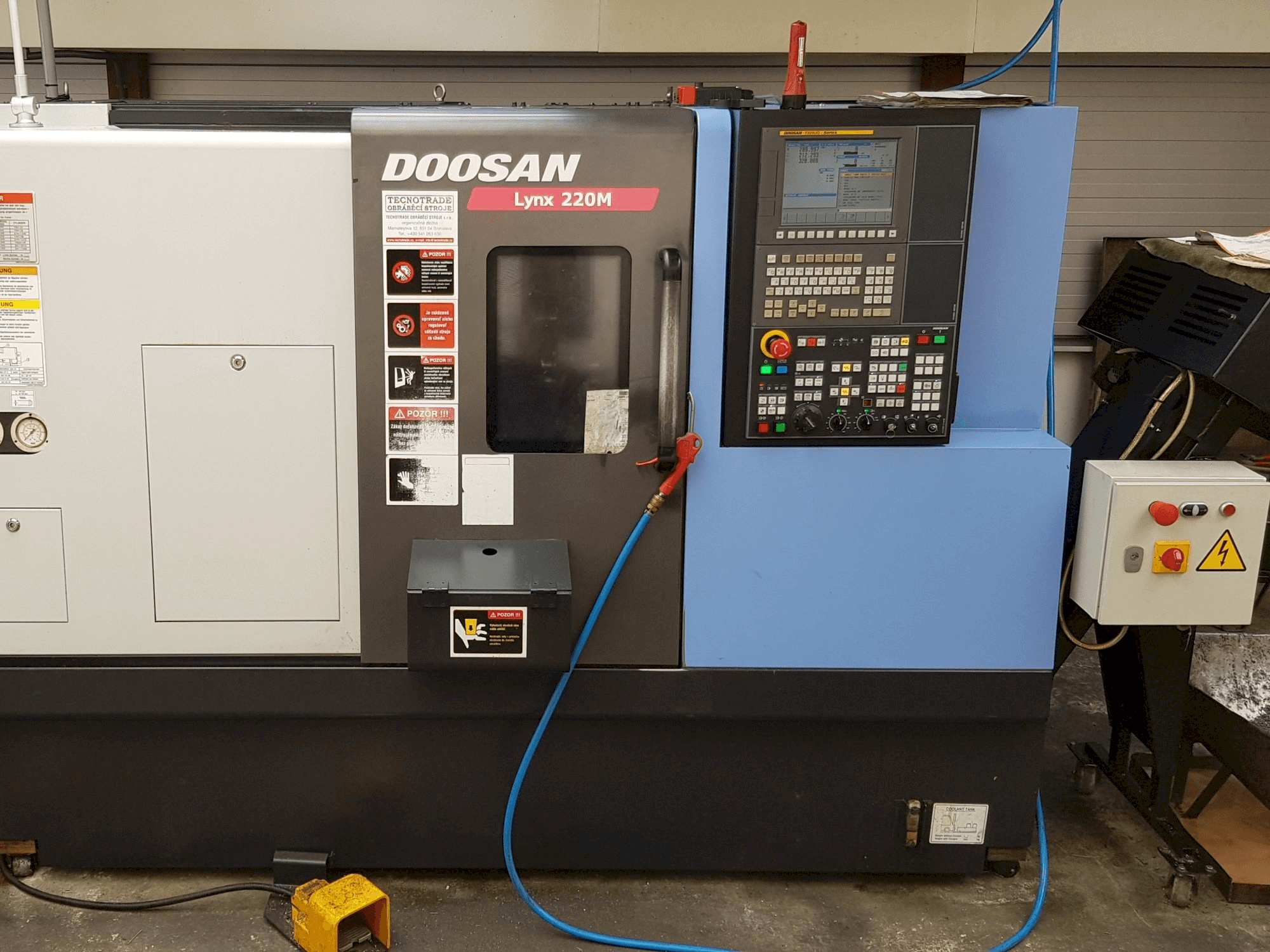 Čelní pohled na Doosan Lynx 220 MA stroj