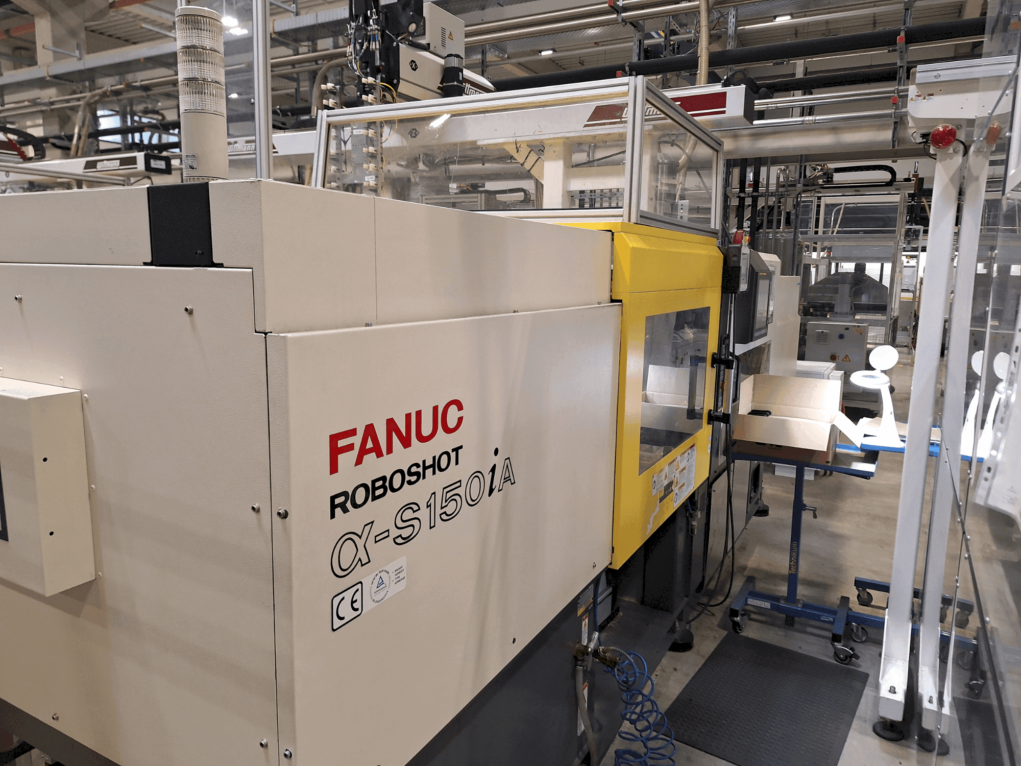 Čelní pohled na FANUC Roboshot S150iA stroj