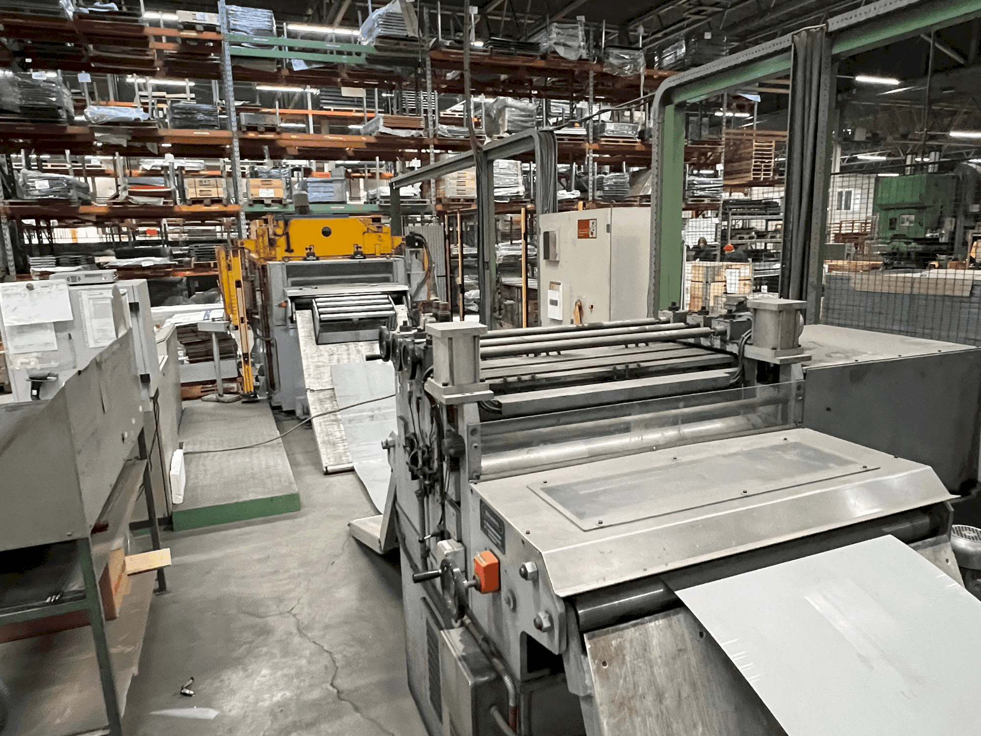 Čelní pohled na MECASTEEL Coil Press Feeding Line stroj