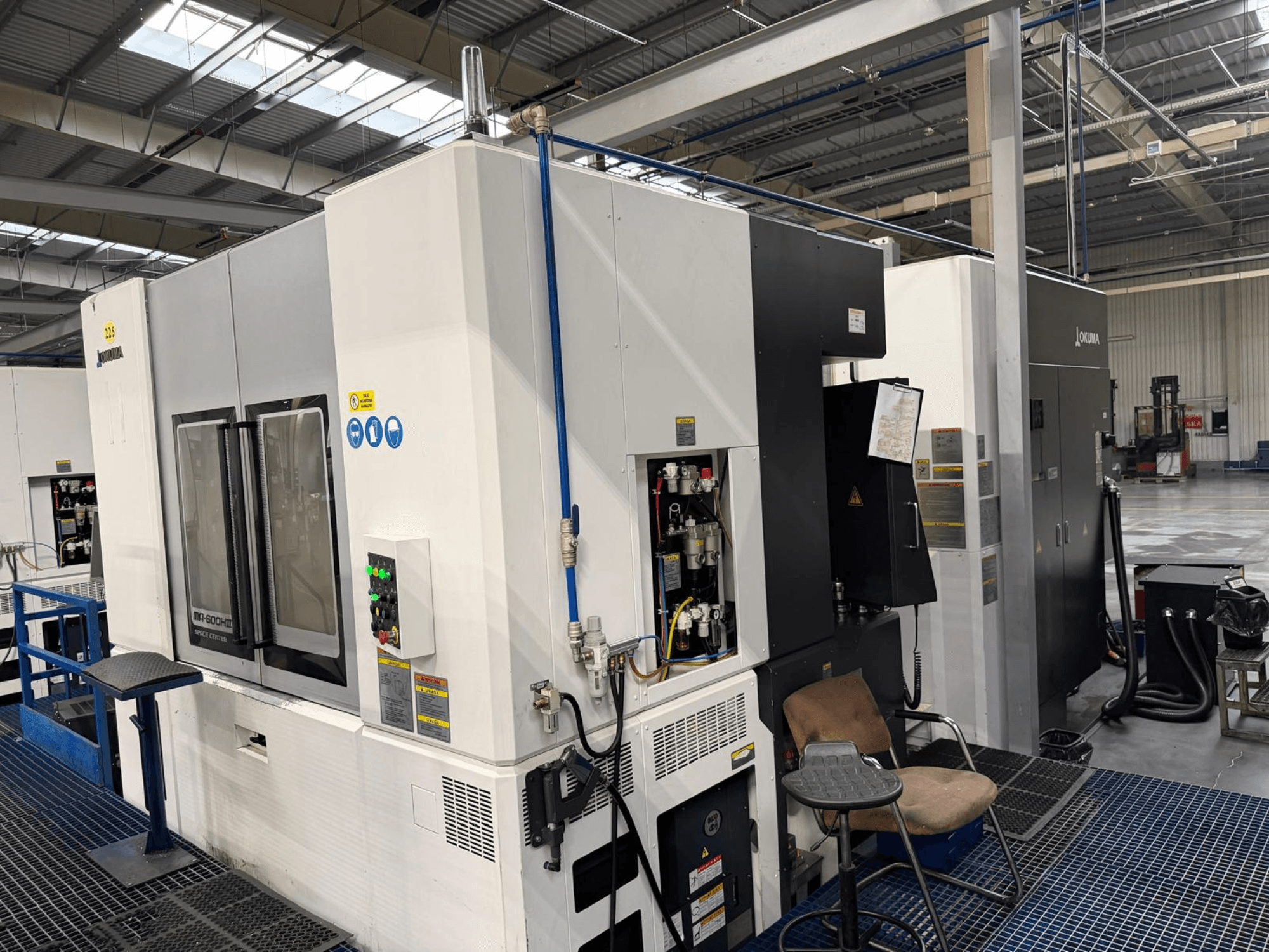 Horizontální obráběcí centrum Okuma MA 600H II, pohled zepředu, ovládací panel a provozní ukazatele.