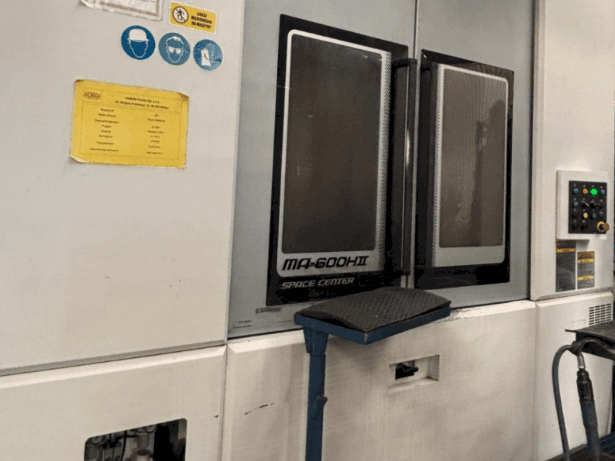 Čelní pohled na Okuma MA 600H II stroj