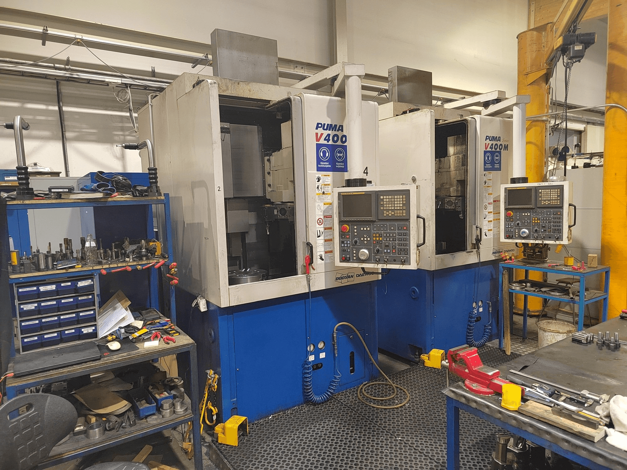 Čelní pohled na Doosan Puma V400M stroj