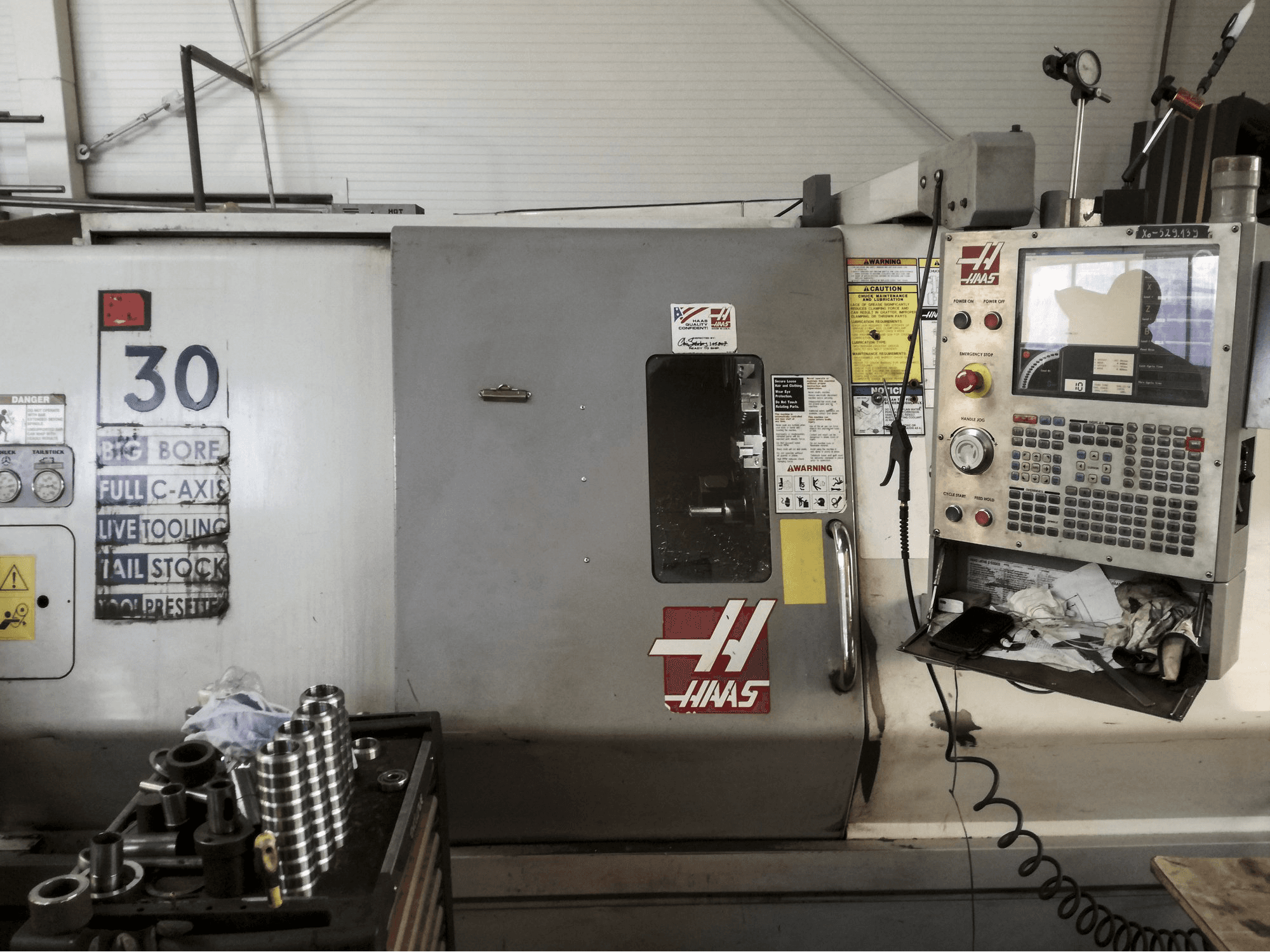 Čelní pohled na HAAS SL-30TBHE stroj
