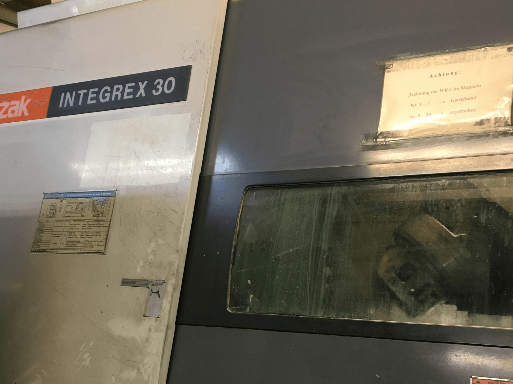 Čelní pohled na frézovací a soustružnické centrum Mazak Integrex 30 Y Universal 1000, na kterém jsou vidět ovládací prvky a nástroje uvnitř průhledového okénka.