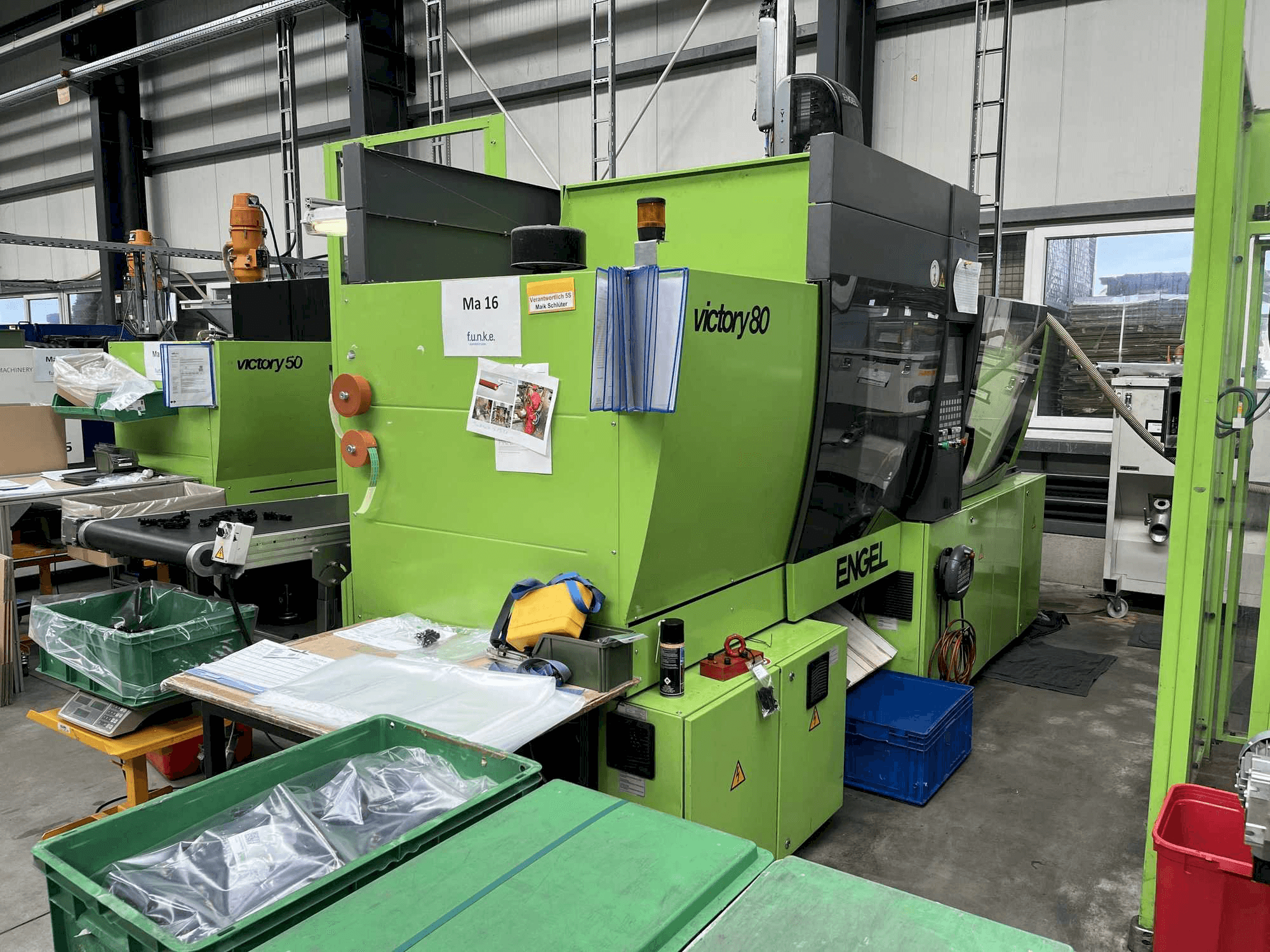 Čelní pohled na Engel VIC 330/80 TECH stroj